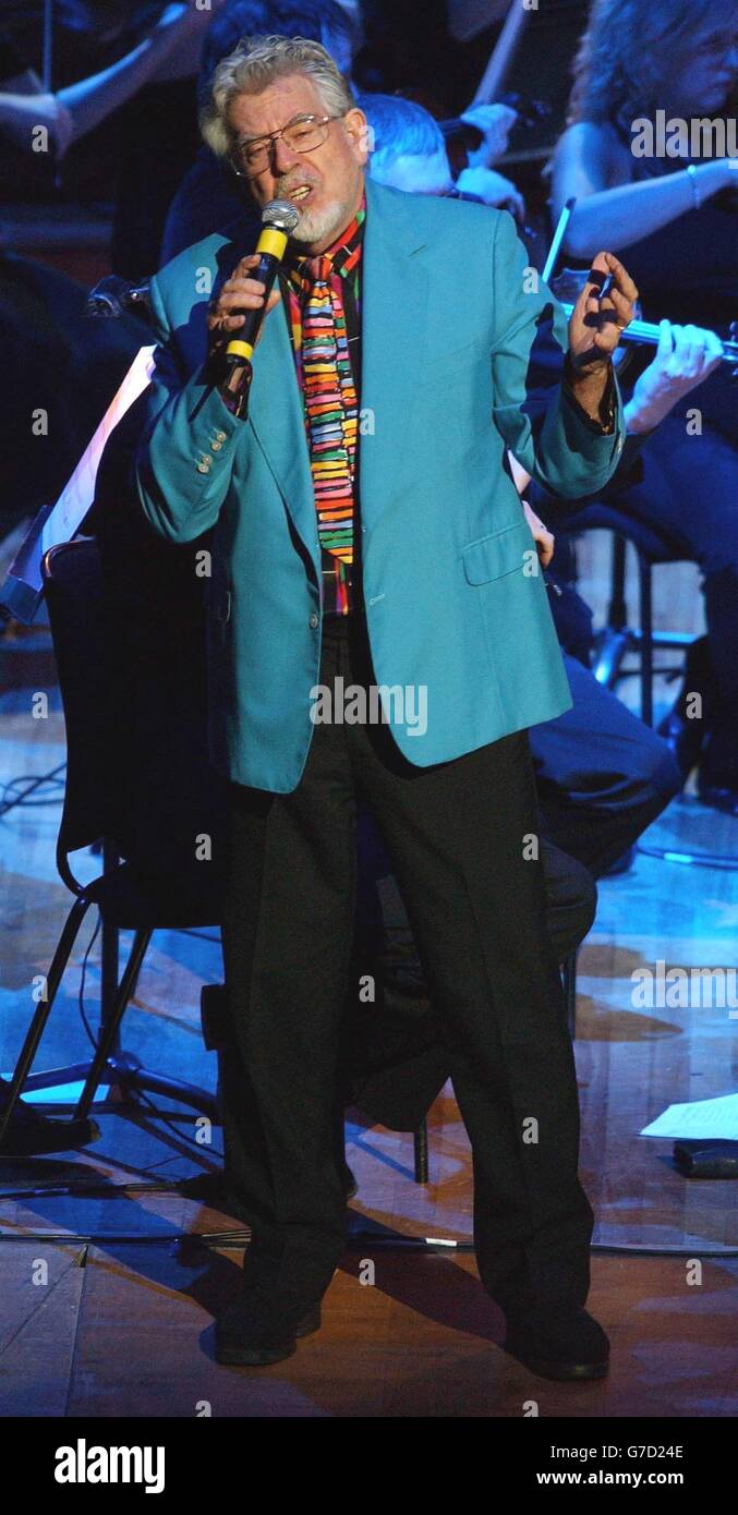 Entertainer Rolf Harris, begleitet vom BBC Concert Orchestra, tritt auf der Bühne während des BBC Children in Need 25th Anniversary Gala Concert in der Royal Festival Hall am Londoner South Bank auf. Stockfoto