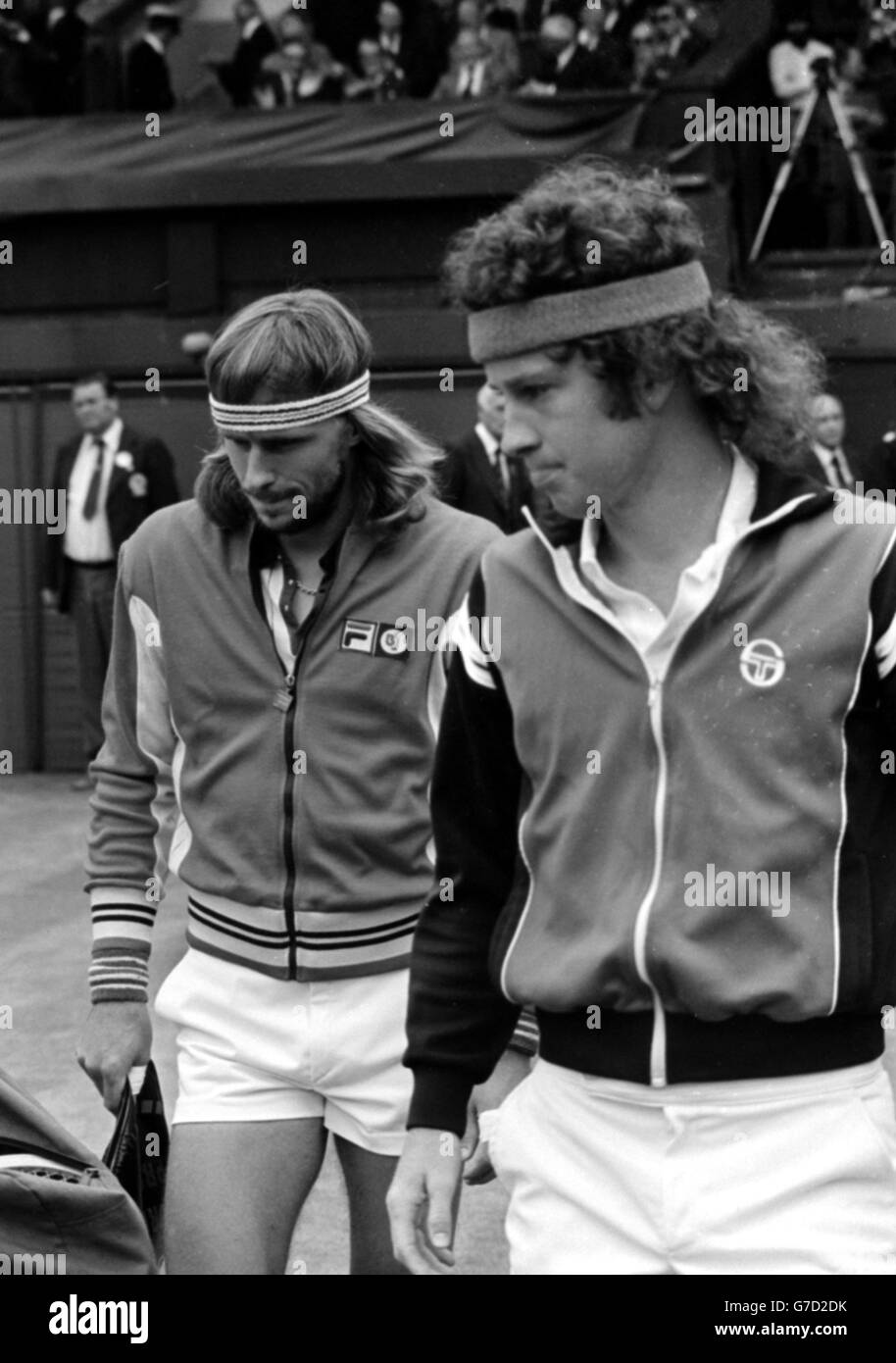 Titelverteidiger Bjorn Borg (links) aus Schweden und der Amerikaner John McEnroe gehen zum Center Court in Wimbledon, um das Finale der Männer im Einzel zu besuchen. Stockfoto