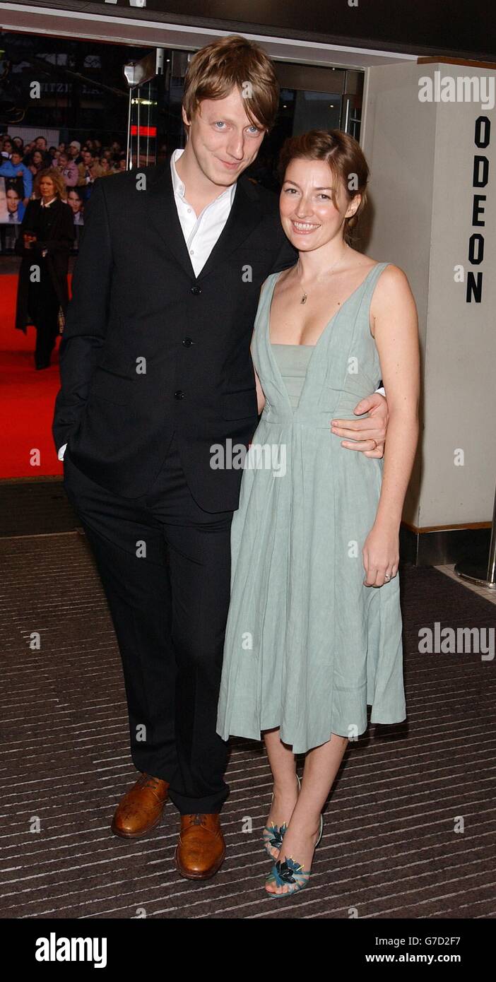 Die Schauspielerin Kelly Macdonald und ihr Mann Dougie Payne aus Travis kommen zur UK Charity-Filmpremiere von Finding Neverland in Aid of Great Ormond Street Hospital Children's Charity (GOSHCC) am Odeon Leicester Square im Zentrum von London. Der Film von Marc Forster erzählt die Geschichte, wie Peter Pan-Autor JM Barrie die klassische Geschichte schrieb, nachdem er sich mit vier väterlichen Jungen und ihrer Mutter befreundet hatte. Stockfoto