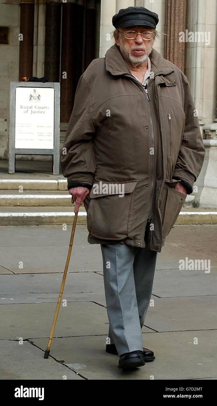 Der israelische Autor Shimon Tzabar, 78, verlässt das High Court in London. Michelin hat seine Klage vor dem Obersten Gerichtshof gegen den 78-jährigen Mann eingestellt, nachdem er zugestimmt hatte, seinen Namen nicht in seinem „inoffiziellen“ Leitfaden für israelische Gefängnisse zu verwenden. Tzabar stand vor dem Bankrott, nachdem der multinationale Präsident ihm drohte, ihn wegen seines politischen Büchleins zu verklagen, das angeblich wie ein Michelin-Führer aussehen sollte. Stockfoto