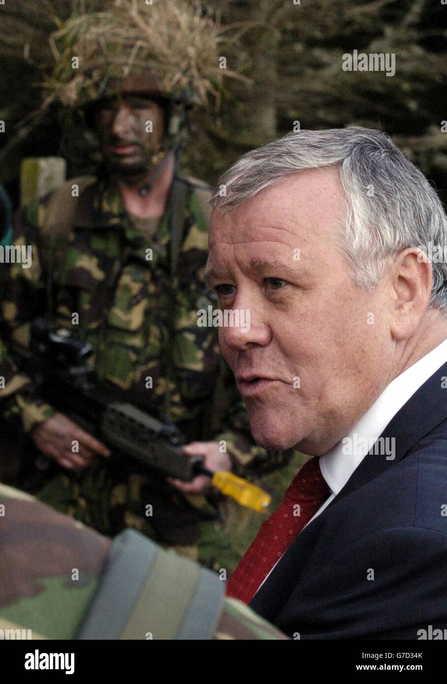 RT Hon. Adam Ingram MP, Staatsminister für die Streitkräfte, trifft Soldaten der 1. Iren auf ihrem Militärstützpunkt in Fort George, nachdem sie eine Demonstration angesehen haben. Stockfoto