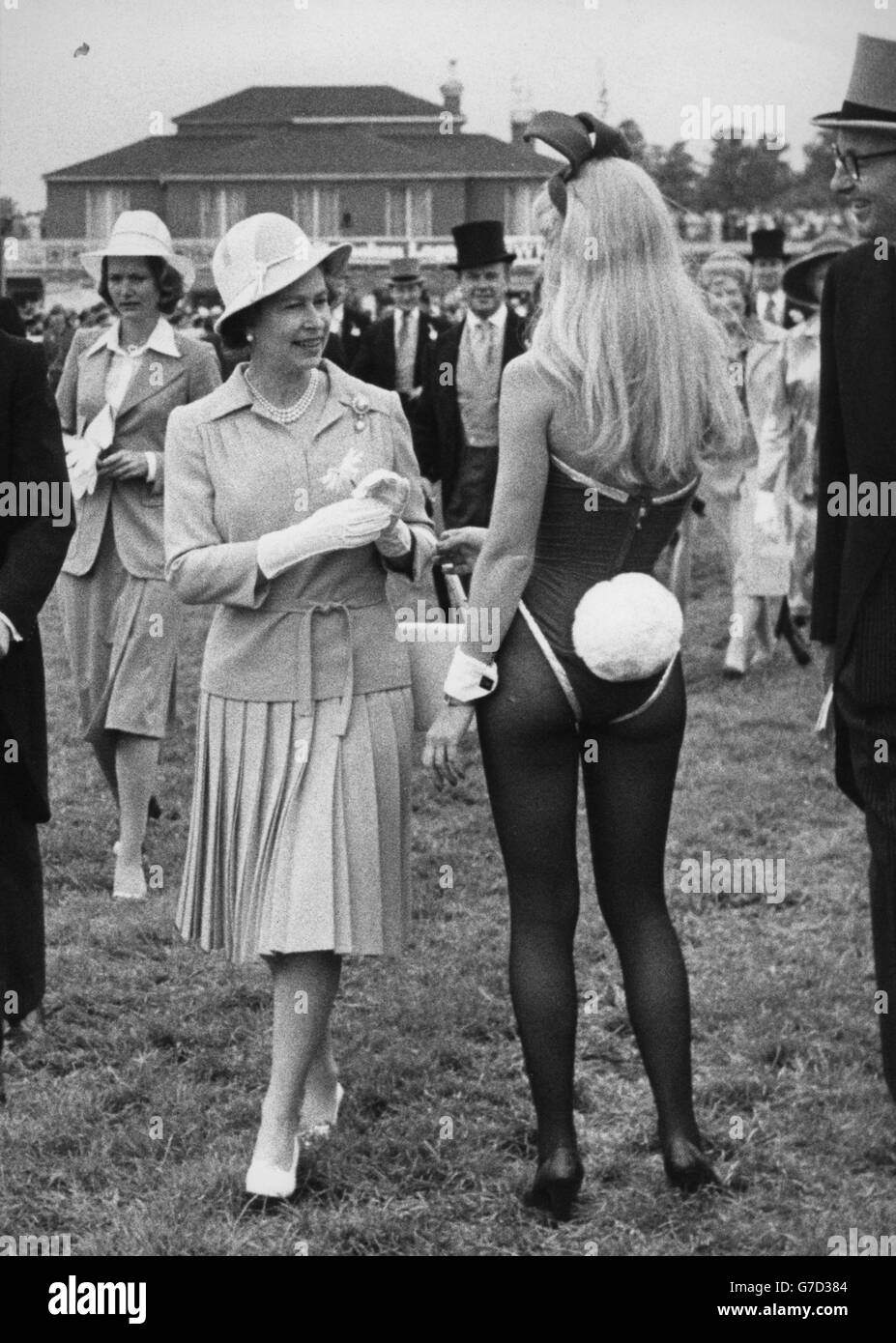 Königshaus - Königin Elizabeth II - Epsom. Queen Elizabeth II trifft während des Derby Day in Epsom auf ein Bunny Girl. Stockfoto