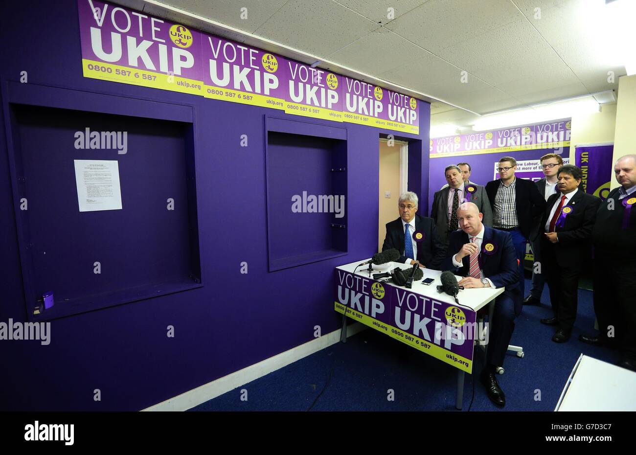 Der Kandidat der UKIP in Heywood und Middleton John Bickley wird von dem stellvertretenden UKIP-Führer Paul Nuttall (rechts) bei einer Pressekonferenz im Wahlkampfbüro Heywood unterstützt. Stockfoto