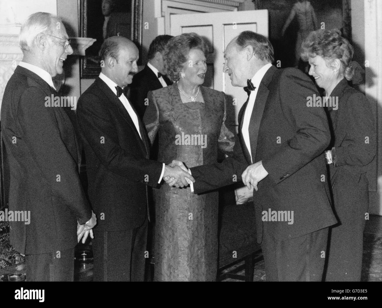 Oppositionsführer Neil Kinnock (rechts) schüttelt sich die Hände mit dem mexikanischen Präsidenten Carlos Salina vor einem Abendessen in der Downing Street mit Margaret und Denis Thatcher. Auf der rechten Seite ist Glenys Kinnock. Stockfoto