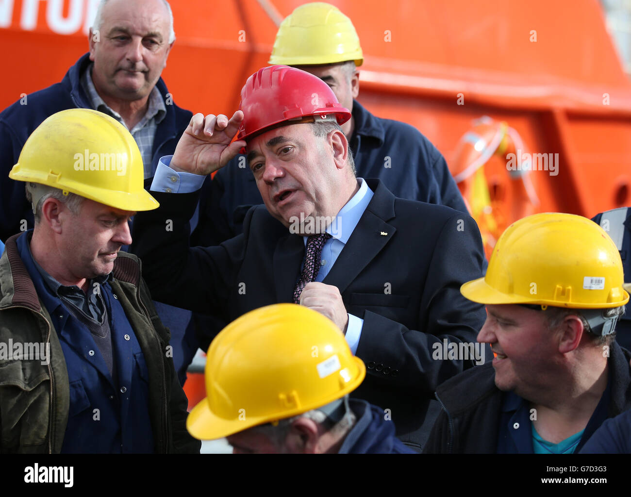 Schottlands erster Minister Alex Salmond mit Arbeitern und Management von Ferguson Marine Engineering Ltd (FMEL) in Port Glasgow begrüßt die Tatsache, dass die Zukunft der Werft gesichert und Arbeitsplätze gesichert wurden. Stockfoto