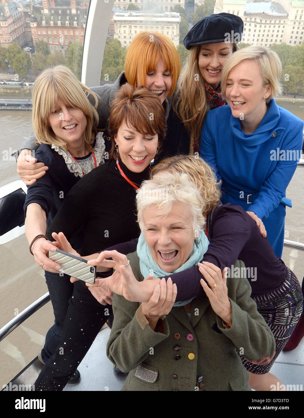 (Von links) Rachel Johnson, Kathy Lette, Mary Portas, Julie Walters, Cathy Newman, Natascha McElhone und Stella CREASY MP posieren für ein Selfie, während sie Mädchen der Dunraven School in Streatham auf dem London Eye als Teil der Aktivitäten des Southbank Centre anlässlich des dritten UN International Day of the Girl in London Mentoren. Stockfoto