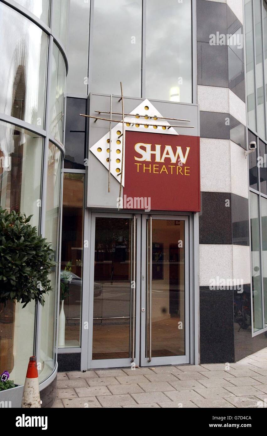 Das Shaw Theatre in der Euston Road, im Zentrum von London, wo das neue Musical des ehemaligen Radio 1 DJ Mike Read über Oscar Wilde nach nur einer Nacht geschlossen wurde, entstand heute. Die Show hat die zweifelhafte Auszeichnung erreicht, das am schnellsten schließende Londoner Musical der letzten Zeit zu werden. Es wurde am Dienstag eröffnet und wurde von den Kritikern, die es als „entsetzlich“, „bilge“ und „über zwei Stunden bleiernen Schlacks“ heraufbeschimpften, entrümpelt. Stockfoto
