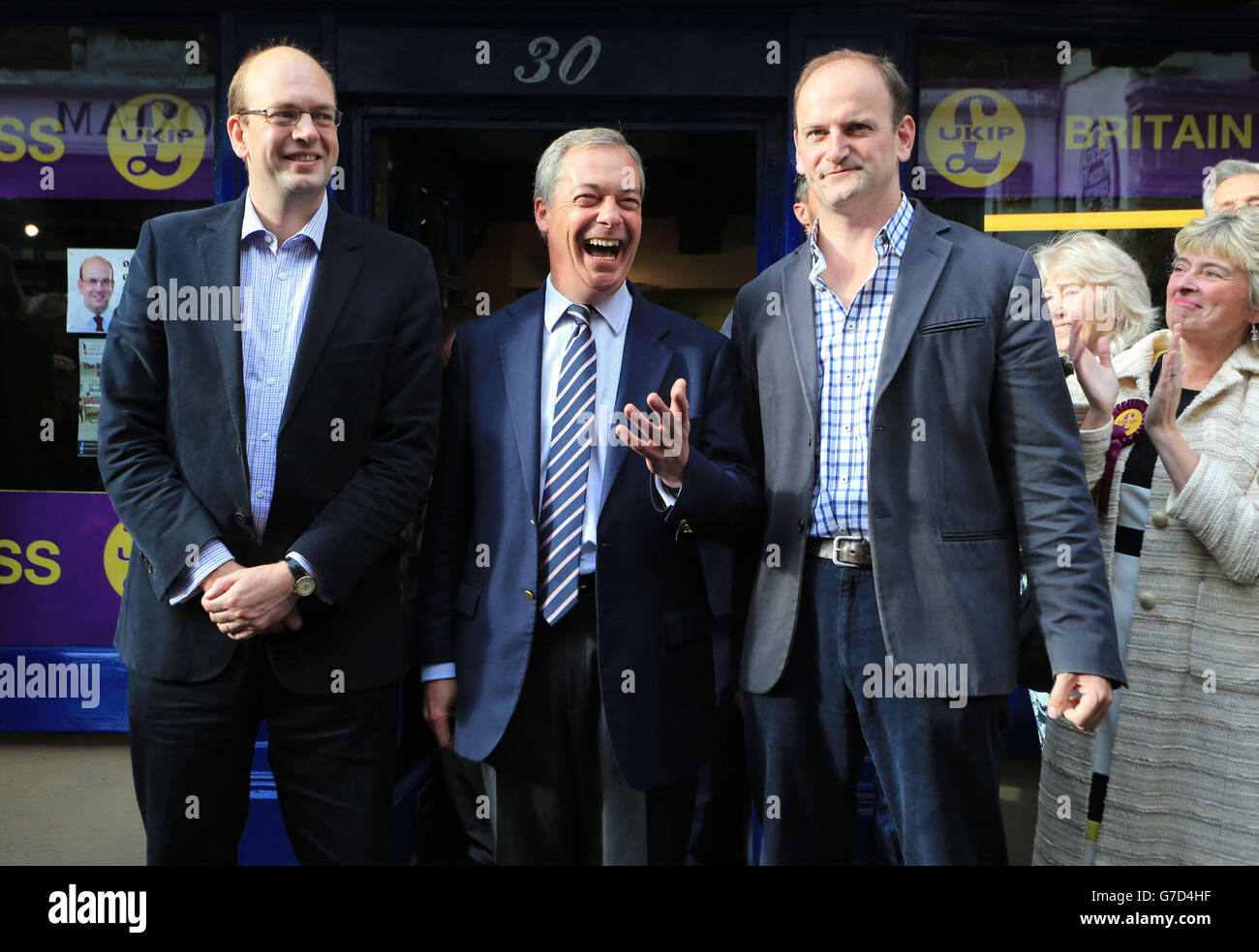 UKIP-Führer Nigel Farage (Mitte) und der neu gewählte Ukip-Abgeordnete Douglas Carswell (rechts) schließen sich dem Kandidaten ihrer Partei, Mark Reckless, in Rochester High Street, Kent, an, während sie sich ihm auf dem Wahlkampfweg für die bevorstehenden Nachwahlen von Rochester und Strood anschließen. Stockfoto