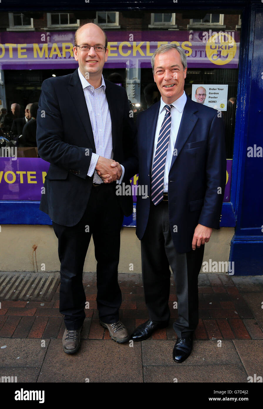 Der UKIP-Vorsitzende Nigel Farage schließt sich dem Kandidaten seiner Partei, Mark Reckless, in der Rochester High Street, Kent, an, um sich für die bevorstehenden Nachwahlen in Rochester und Strood zu kandidieren. Stockfoto