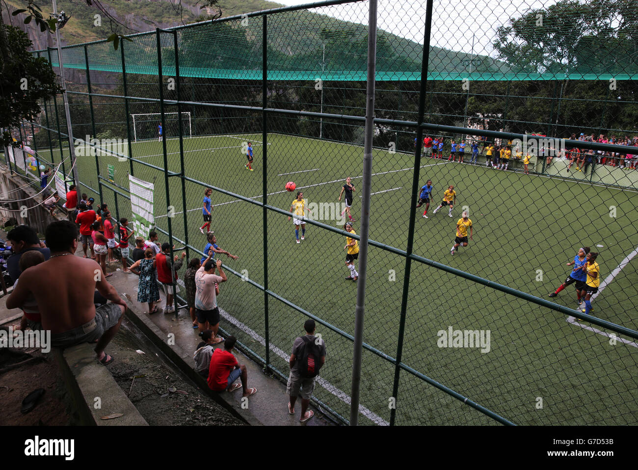 Rio De Janeiro, Brasilien Ansichten des täglichen Lebens in Rocinha Favela mit dem Frauen-Fußball-Turnier von der lokalen Bevölkerung beobachtet Stockfoto