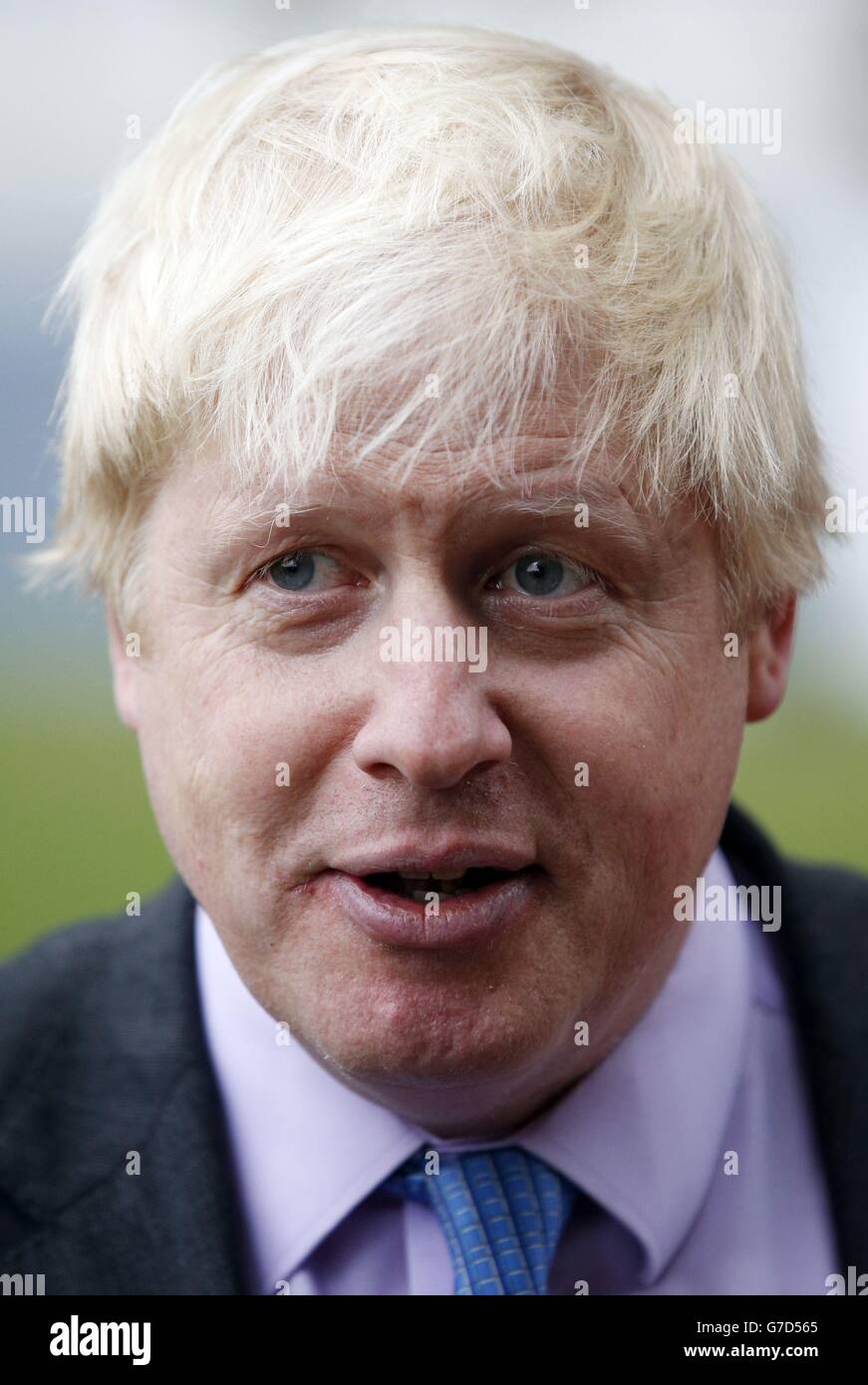 Der Bürgermeister von London, Boris Johnson, spricht während eines Presseaufrufs zur Veröffentlichung des Berichts der Londoner Gesundheitskommission im City Hall in London mit der Presse. Stockfoto