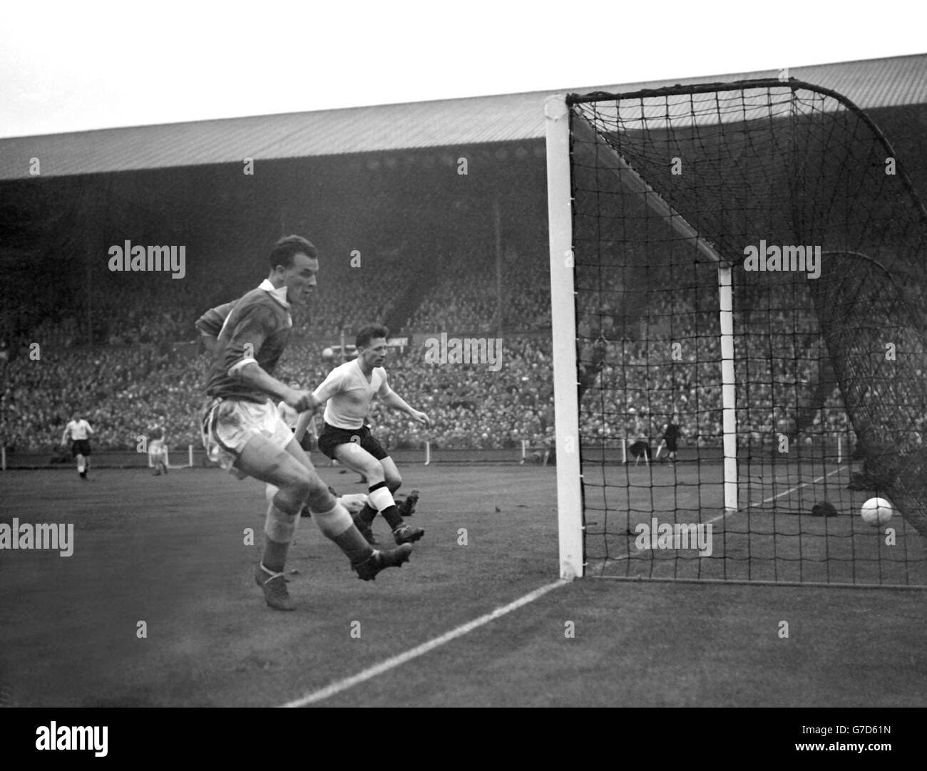 John Charles trifft gegen England Stockfoto