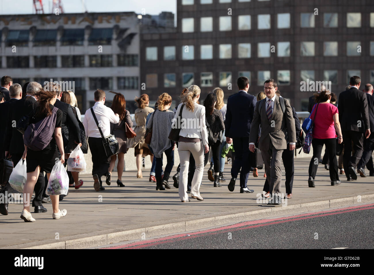 London Bridge Pendler. Stadtarbeiter gehen entlang der London Bridge. Stockfoto