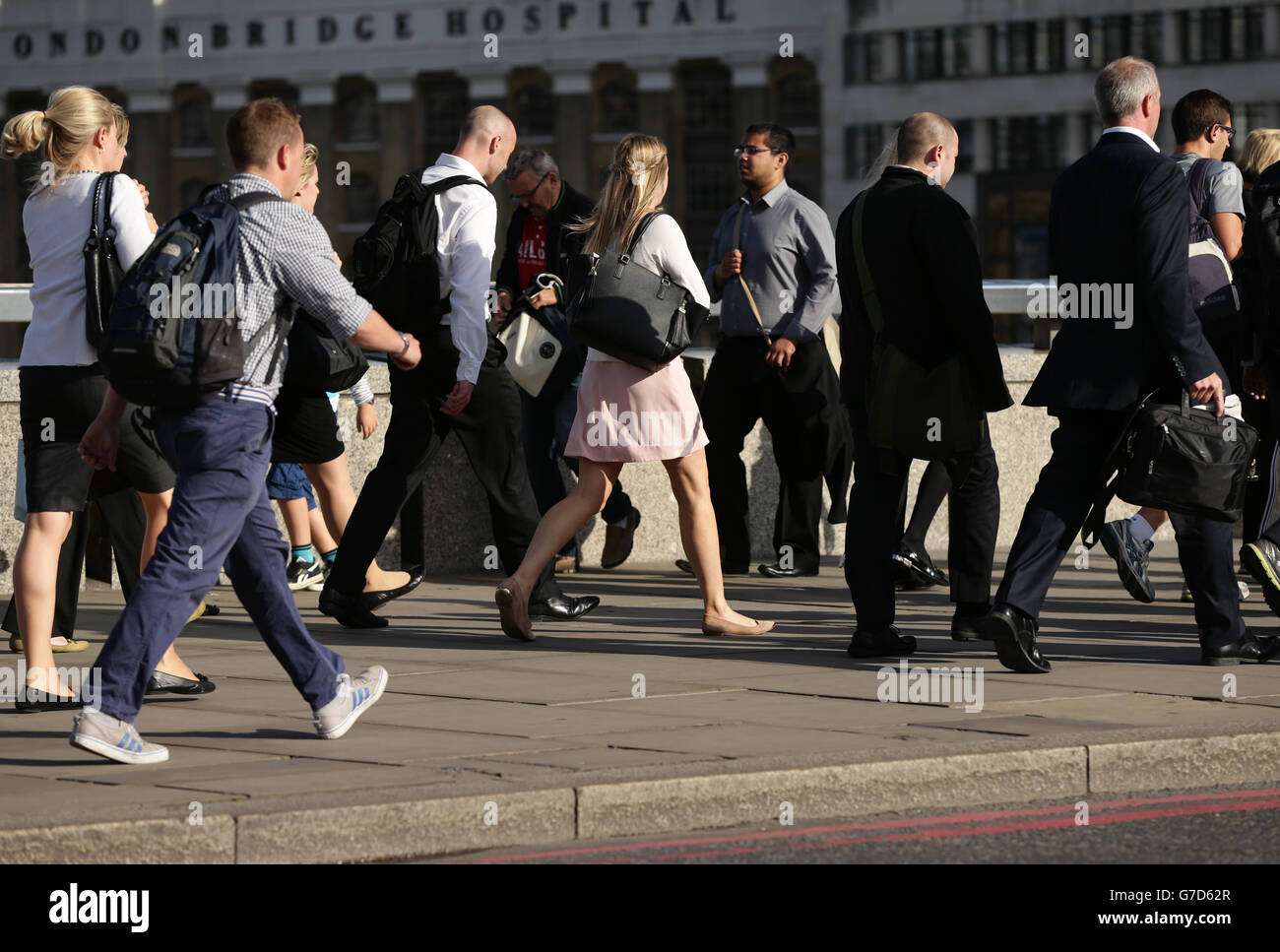 London Bridge Pendler. Stadtarbeiter gehen entlang der London Bridge. Stockfoto