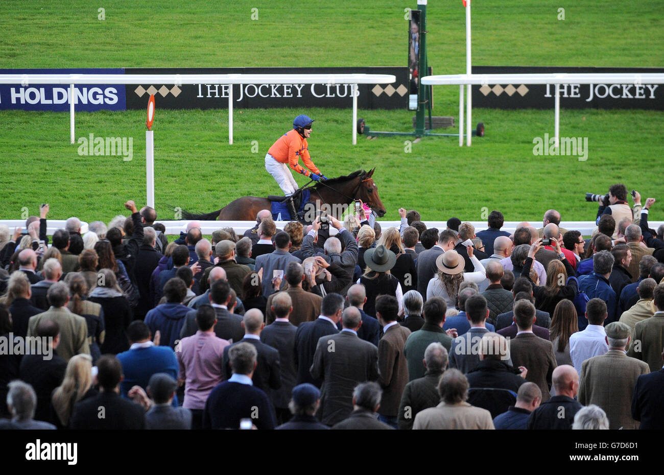 Moon Racer, geritten von Tom Scudamore, überquert die Linie, um das Jockey Club Venues Standard Open NH Flat Race am zweiten Tag des Showcase Meetings 2014 auf der Cheltenham Racecourse, Cheltenham zu gewinnen. Stockfoto