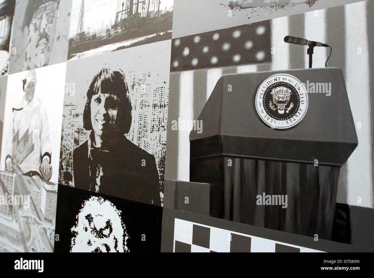 Ein Ausschnitt des neuen Gemäldes des Turner-Preisträgers Keith Tyson mit dem Titel „The Bigger Picture taucht auf“ in der Haunch of Venison Gallery im Zentrum von London am Sonntag, den 31. Oktober 2004. Die Arbeit präsentiert zwei Tafeln (jeweils 9ft x 7ft), die beide aus einem Raster von 24 Quadraten bestehen. Im ersten Panel wird jedes Quadrat mit dem Text „ein Muster, eine Person, ein Ort“ gefüllt. Im zweiten Panel ist das Gitter mit Ikonografie gefüllt, darunter die entführte Helferin Margaret Hassan, der verstorbene Schauspieler Christopher Reeve, ein leeres amerikanisches Präsidentenpodium und ein Wandgemälde von Saddam Hussein, das von ihm durchsetzt ist Stockfoto