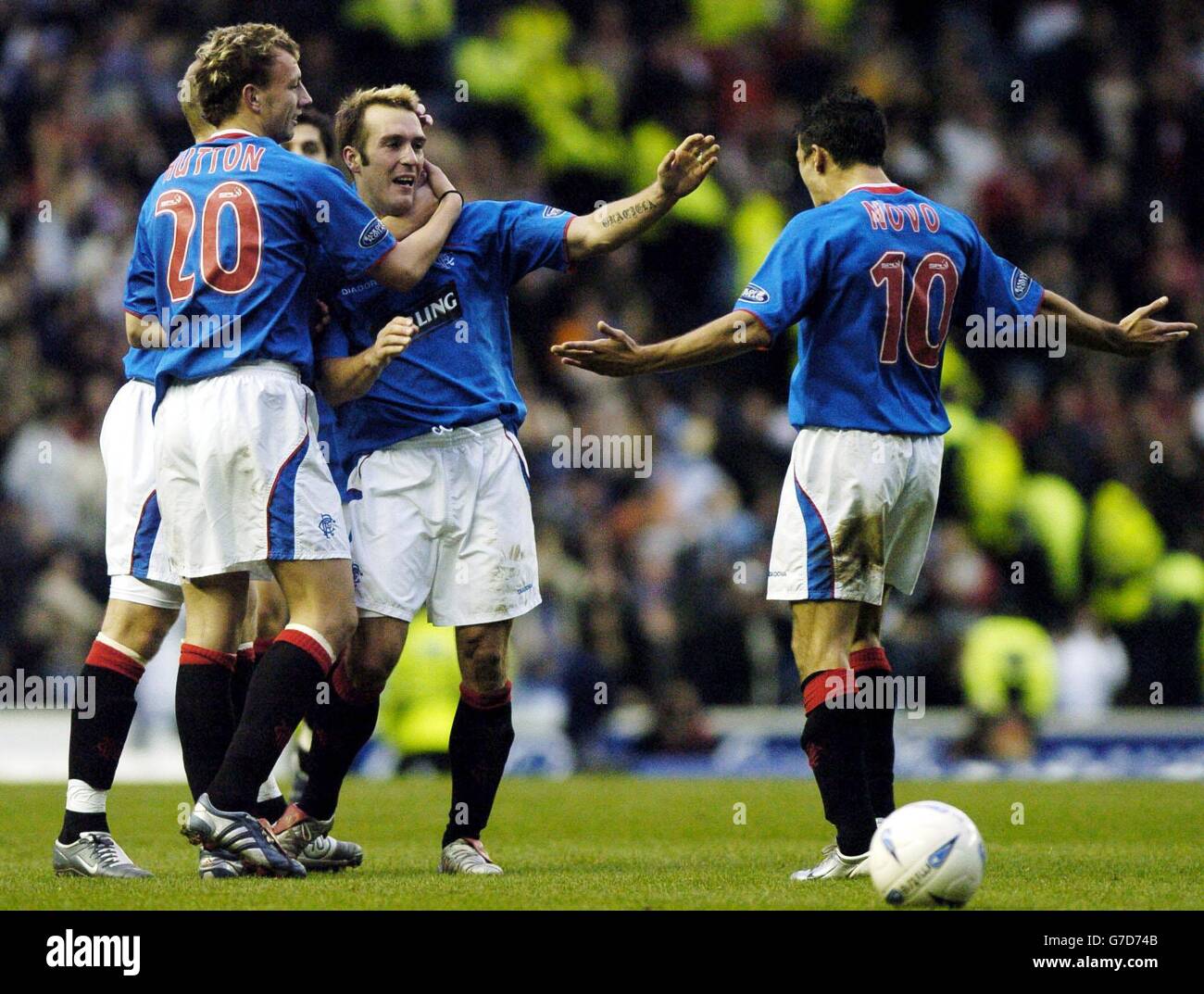 Fernando Ricksen von den Rangers wird von Teamkollegen nach dem Treffer gegen Aberdeen während des Bank of Scotland Premier League-Spiels im Ibrox Stadium, Glasgow, verartet Stockfoto