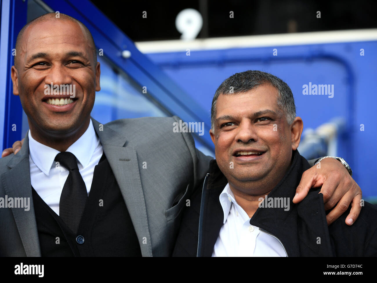 Tony Fernandes, Vorsitzender der Queens Park Rangers (rechts), mit dem Head of Football Operations Les Ferdinand (links) während des Spiels der Barclays Premier League in der Loftus Road, London. Stockfoto