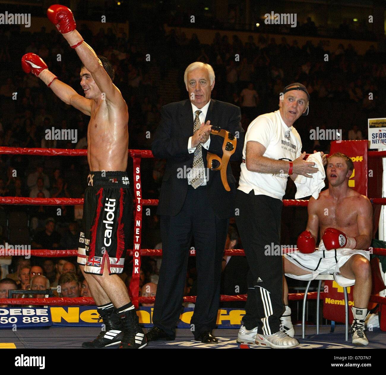 Michael Jennings (links) feiert seinen Sieg über den in den Ruhestand tretenden Champion Chris Saunders nach ihrem Kampf um den englischen Weltgewichtstitel in der MEN Arena in Manchester. Stockfoto