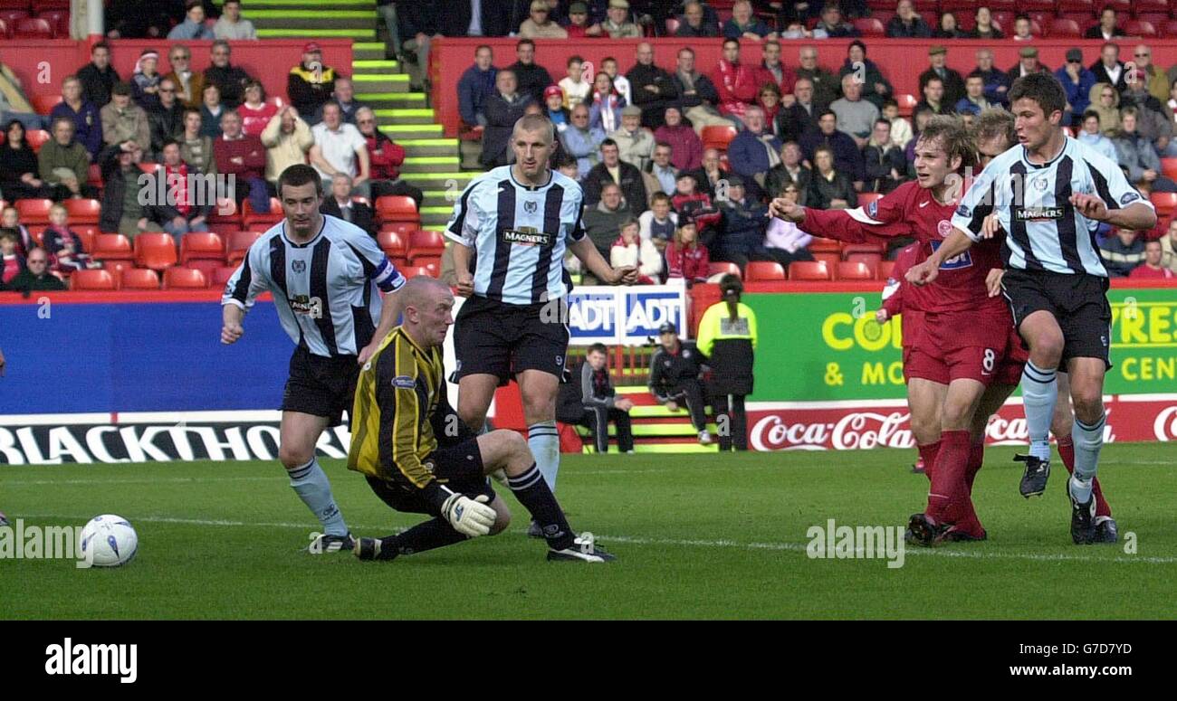 Die Nummer 8 von Aberdeen, Markus Heikkinen, punktet bei ihrem Spiel der Bank of Scotland Scottish Premier League im Pittodrie Stadium, Aberdeen, am Samstag, 2. Oktober 2004. Stockfoto