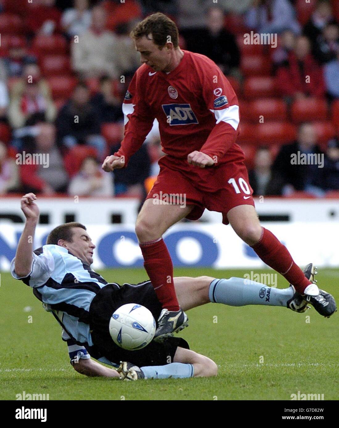 Derek Adams von Aberdeen fordert Barry Smith von Dundee während ihres Spiels der Bank of Scotland Scottish Premier League im Pittodrie Stadium, Aberdeen, am Samstag, den 2. Oktober 2004, heraus. NUR FÜR REDAKTIONELLE ZWECKE. Stockfoto