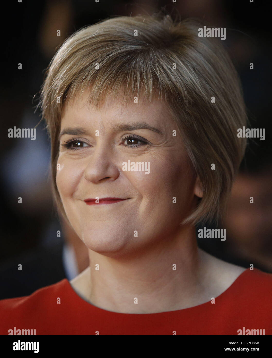 Nicola Sturgeon, die stellvertretende erste Ministerin Schottlands, lächelt, als sie während einer Pressekonferenz in der Glasgow Royal Concert Hall ihre Bewerbung um die Nachfolge von Alex Salmond als erste Vorsitzende der SNP und erste erste Ministerin Schottlands antritt. Stockfoto