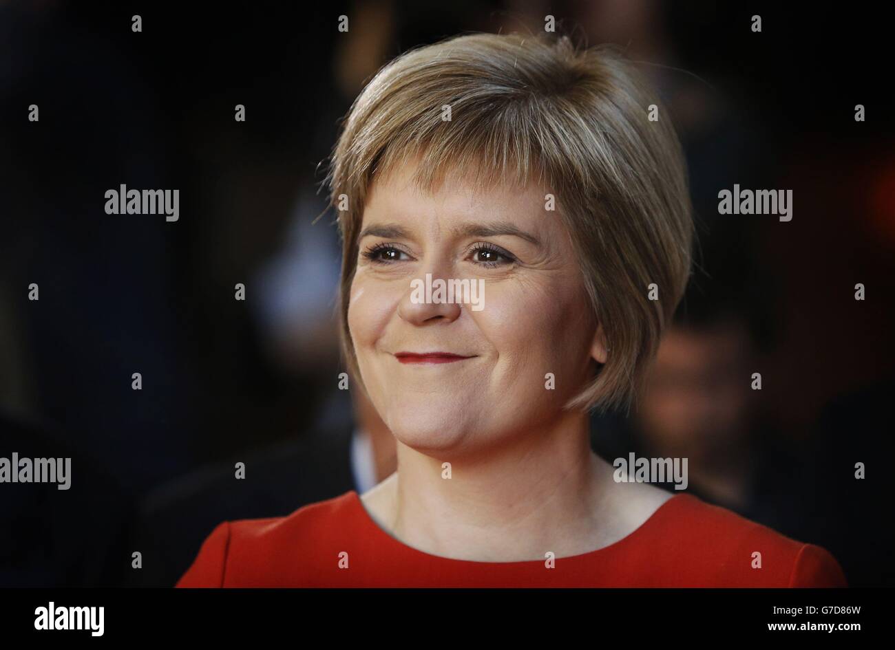 Nicola Sturgeon, die stellvertretende erste Ministerin Schottlands, lächelt, als sie während einer Pressekonferenz in der Glasgow Royal Concert Hall ihre Bewerbung um die Nachfolge von Alex Salmond als erste Vorsitzende der SNP und erste erste Ministerin Schottlands antritt. Stockfoto