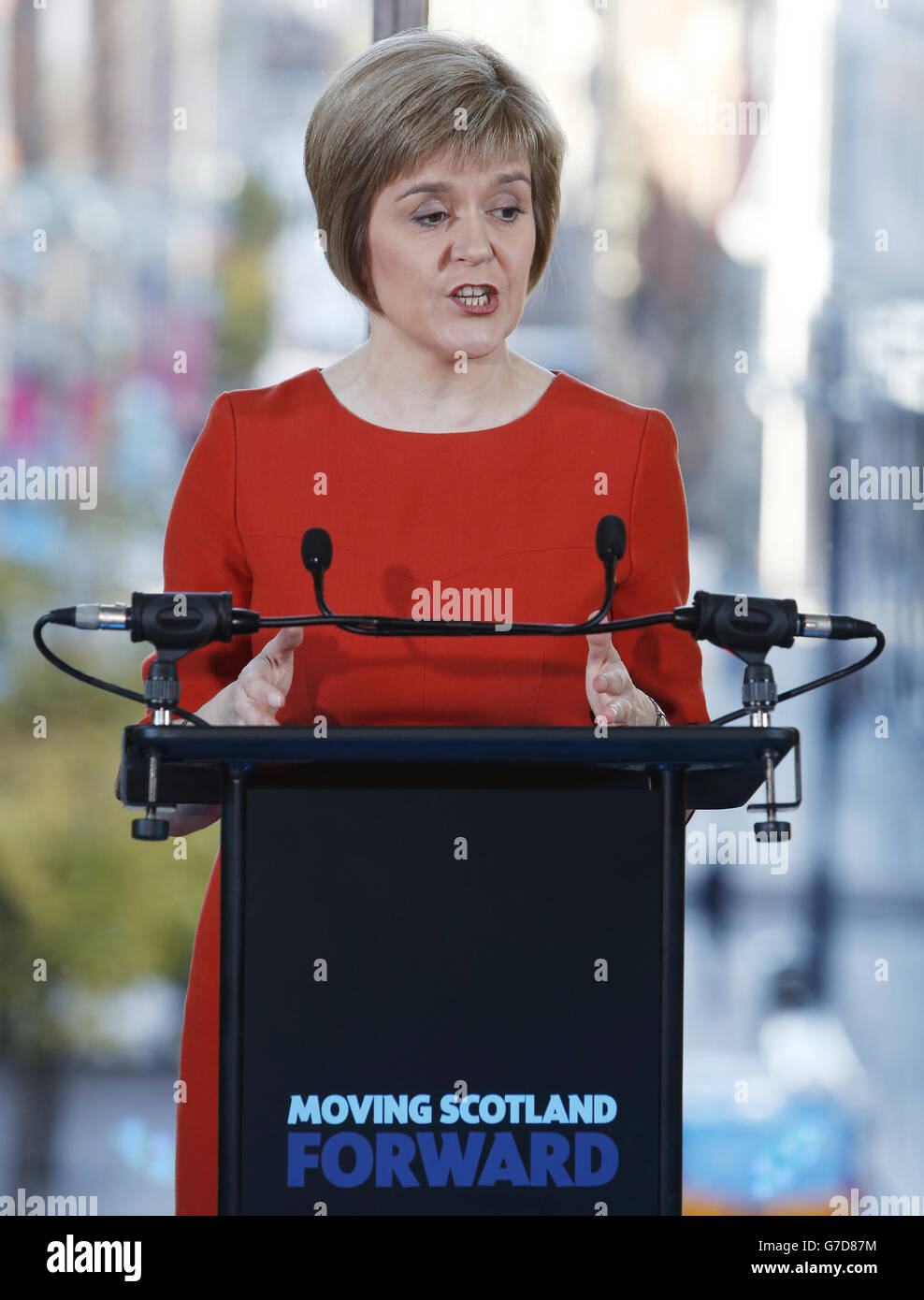 Nicola Sturgeon, die stellvertretende erste Ministerin Schottlands, startet während einer Pressekonferenz in der Glasgow Royal Concert Hall ihre Bewerbung um die Nachfolge von Alex Salmond und um die erste Vorsitzende der SNP und Schottlands erste weibliche erste Ministerin. Stockfoto
