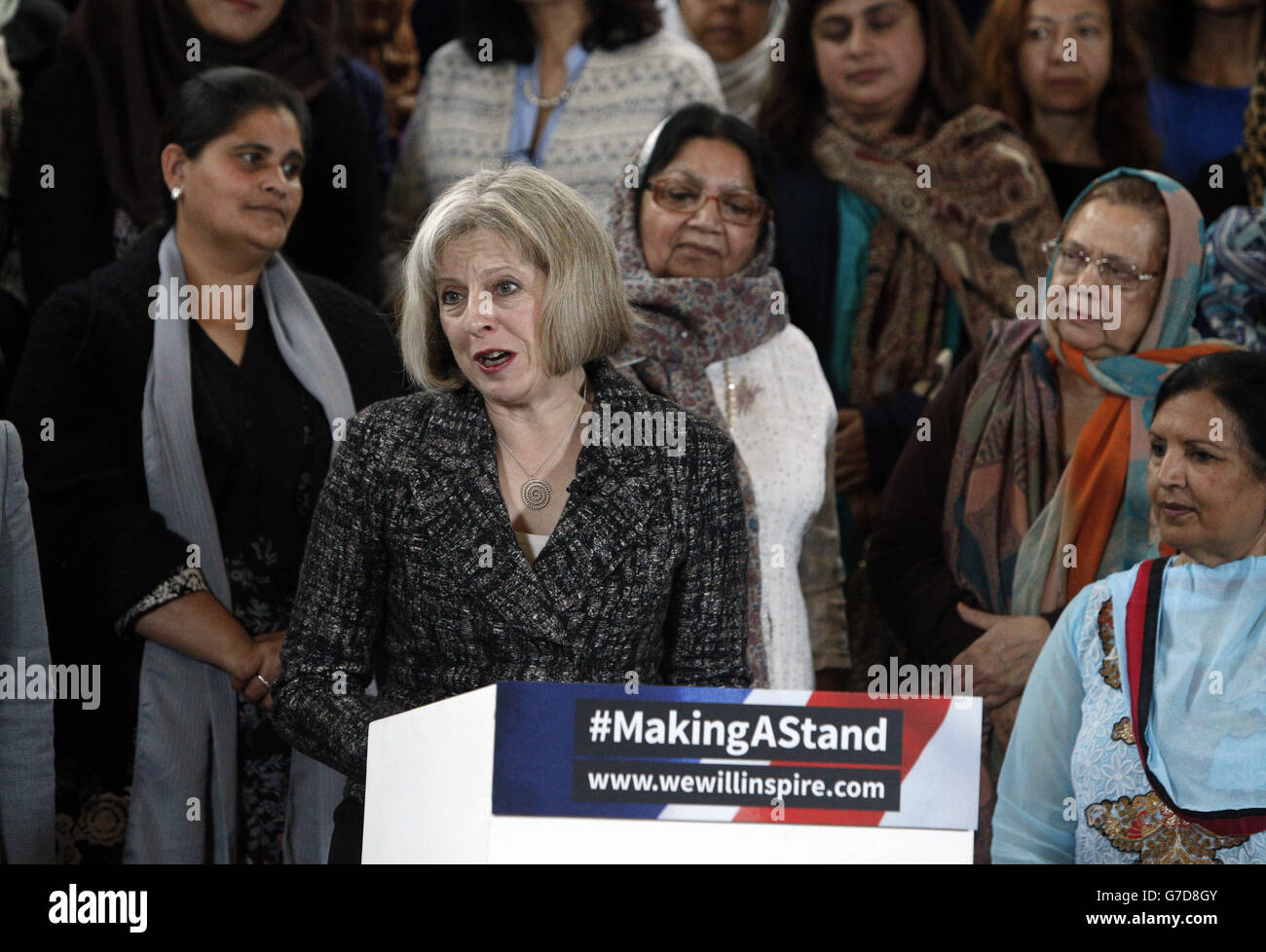 Innenministerin Theresa May spricht bei der Veranstaltung Making A Stand Launch im Zentrum von London, die von Inspire organisiert wurde, zeigt muslimische Frauen aus ganz Großbritannien, die sich einig gegen die Barbarei des Islamischen Staates stellen. Stockfoto