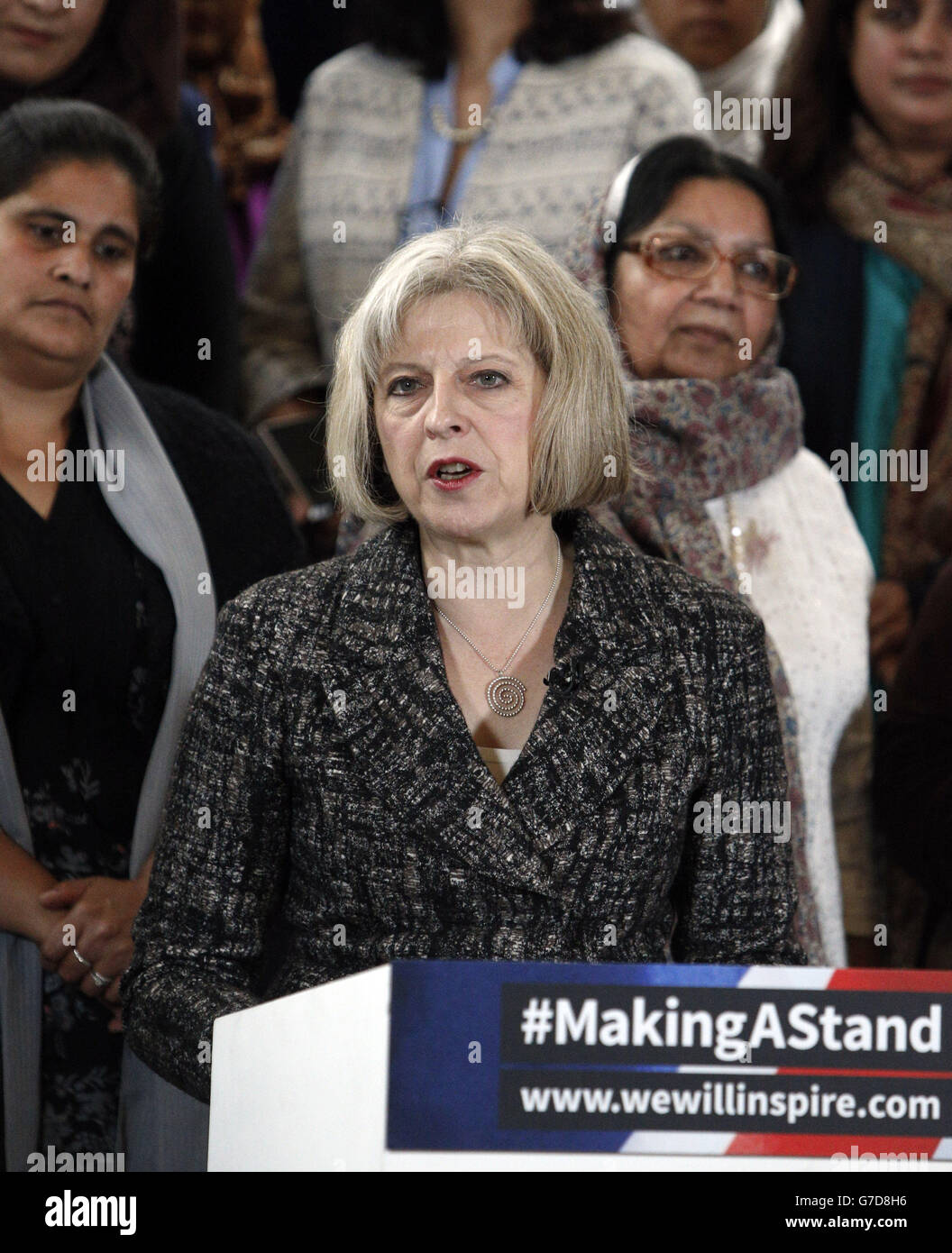 Innenministerin Theresa May spricht bei der Veranstaltung Making A Stand Launch im Zentrum von London, die von Inspire organisiert wurde, zeigt muslimische Frauen aus ganz Großbritannien, die sich einig gegen die Barbarei des Islamischen Staates stellen. Stockfoto