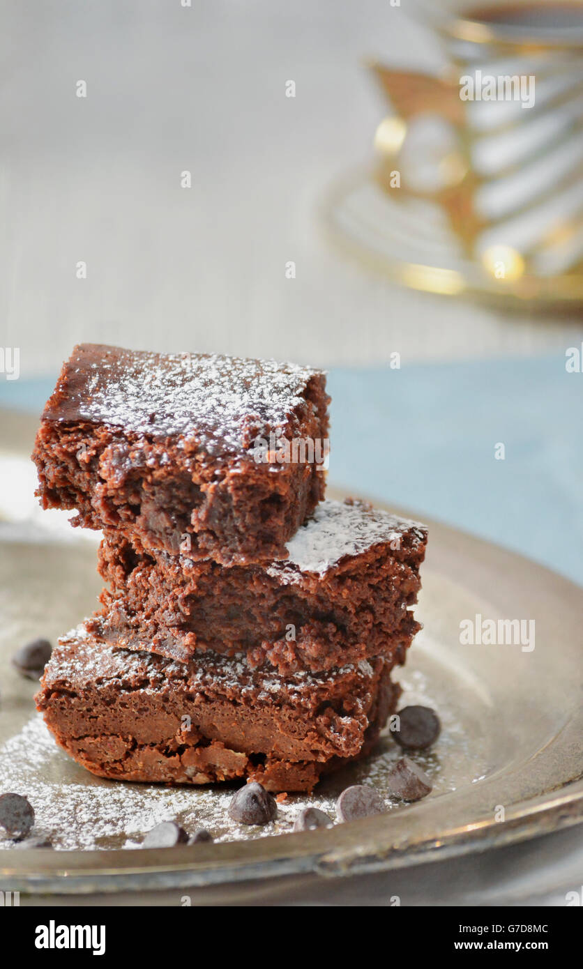 Drei Schokoladen-Brownies auf einem Phantasie-setup Stockfoto