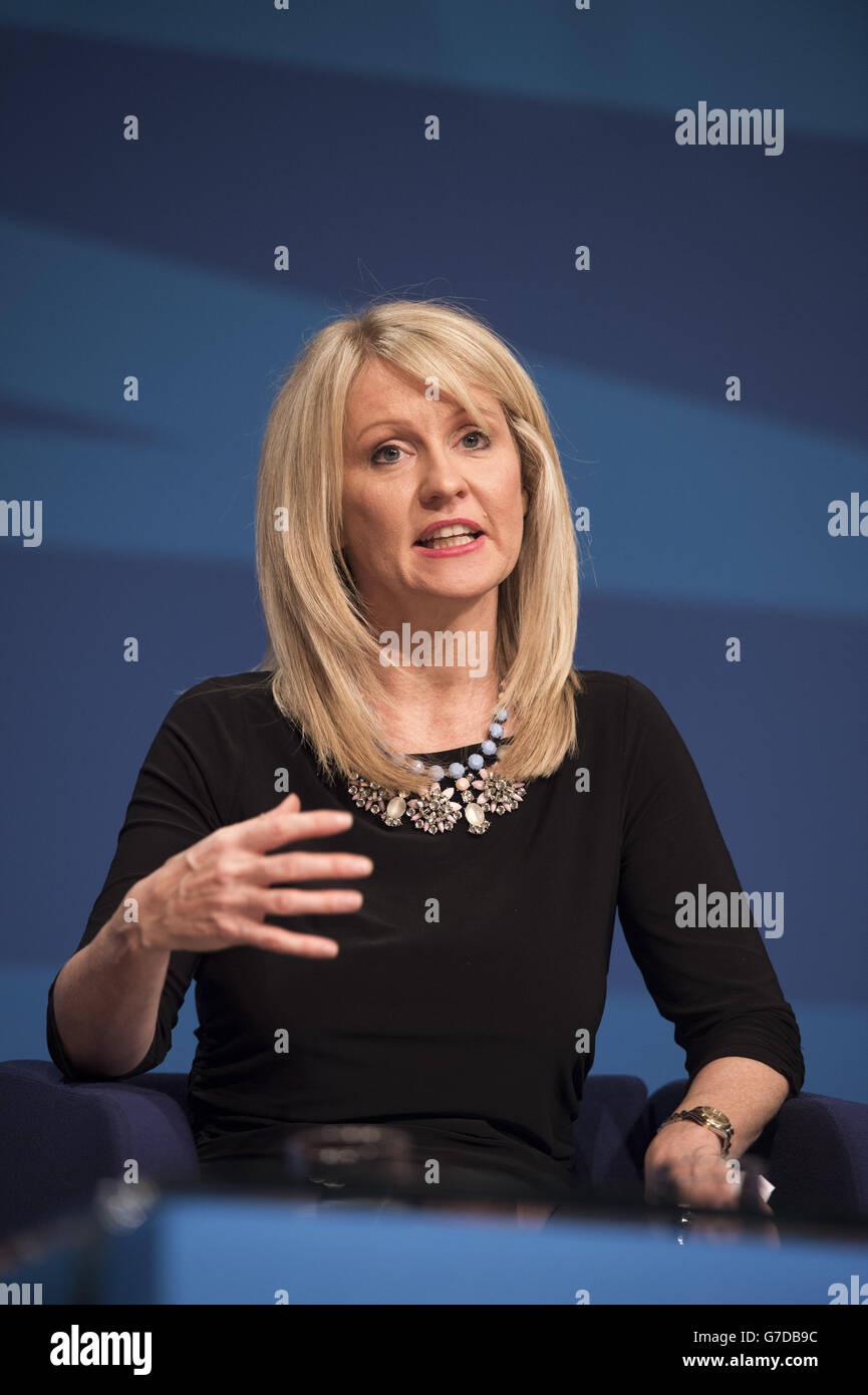 Arbeitsministerin Esther McVey saß mit besonderen Gästen auf der Bühne bei der Konferenz der Konservativen Partei im International Convention Centre in Birmingham. Stockfoto