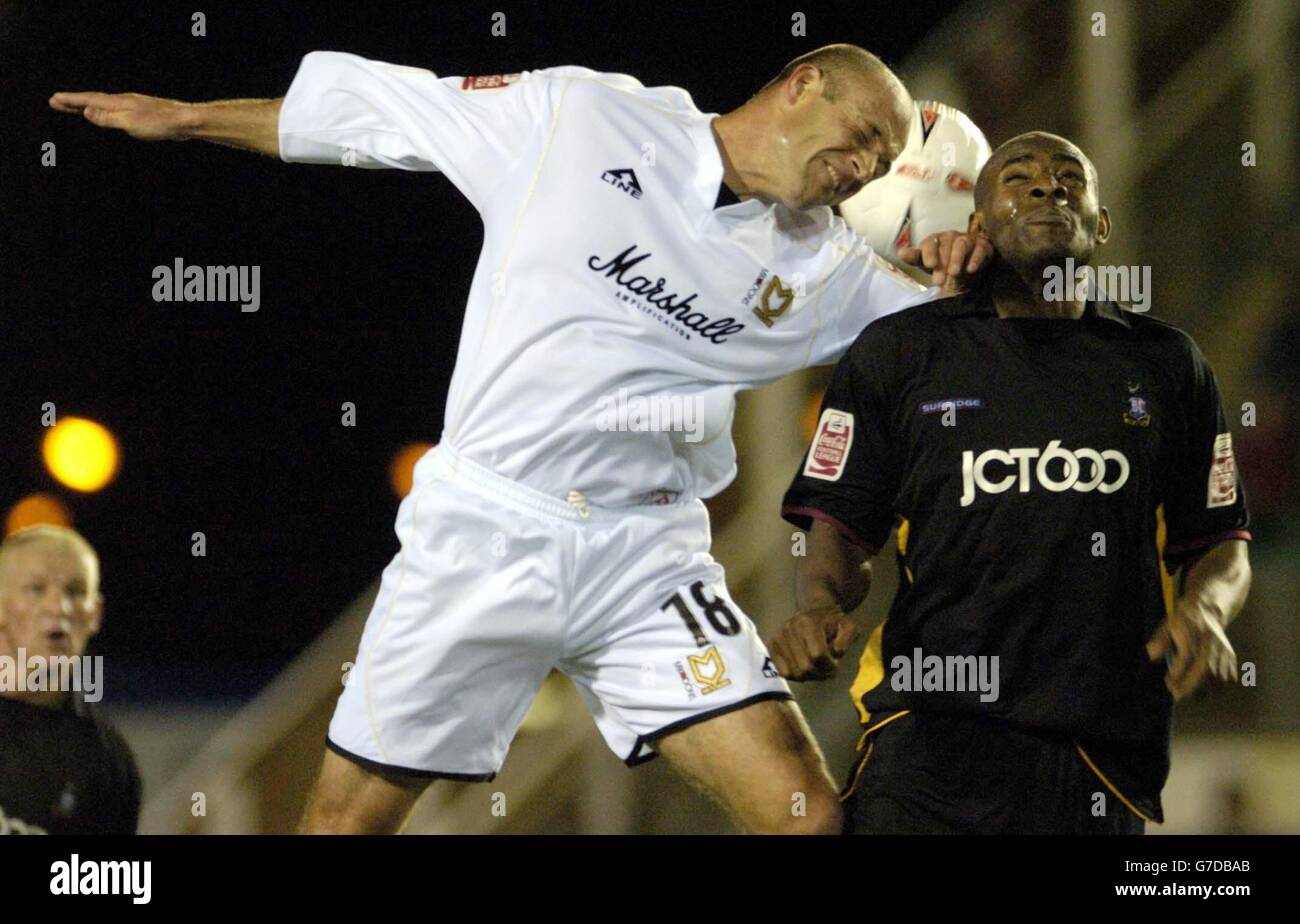 Steve Palmer von Milton Keyne Dons (links) und DELE Adebola von Bradford City in Aktion während des Coca Cola League One Spiels im National Hockey Stadium. KEINE INOFFIZIELLE CLUB-WEBSITE. Stockfoto