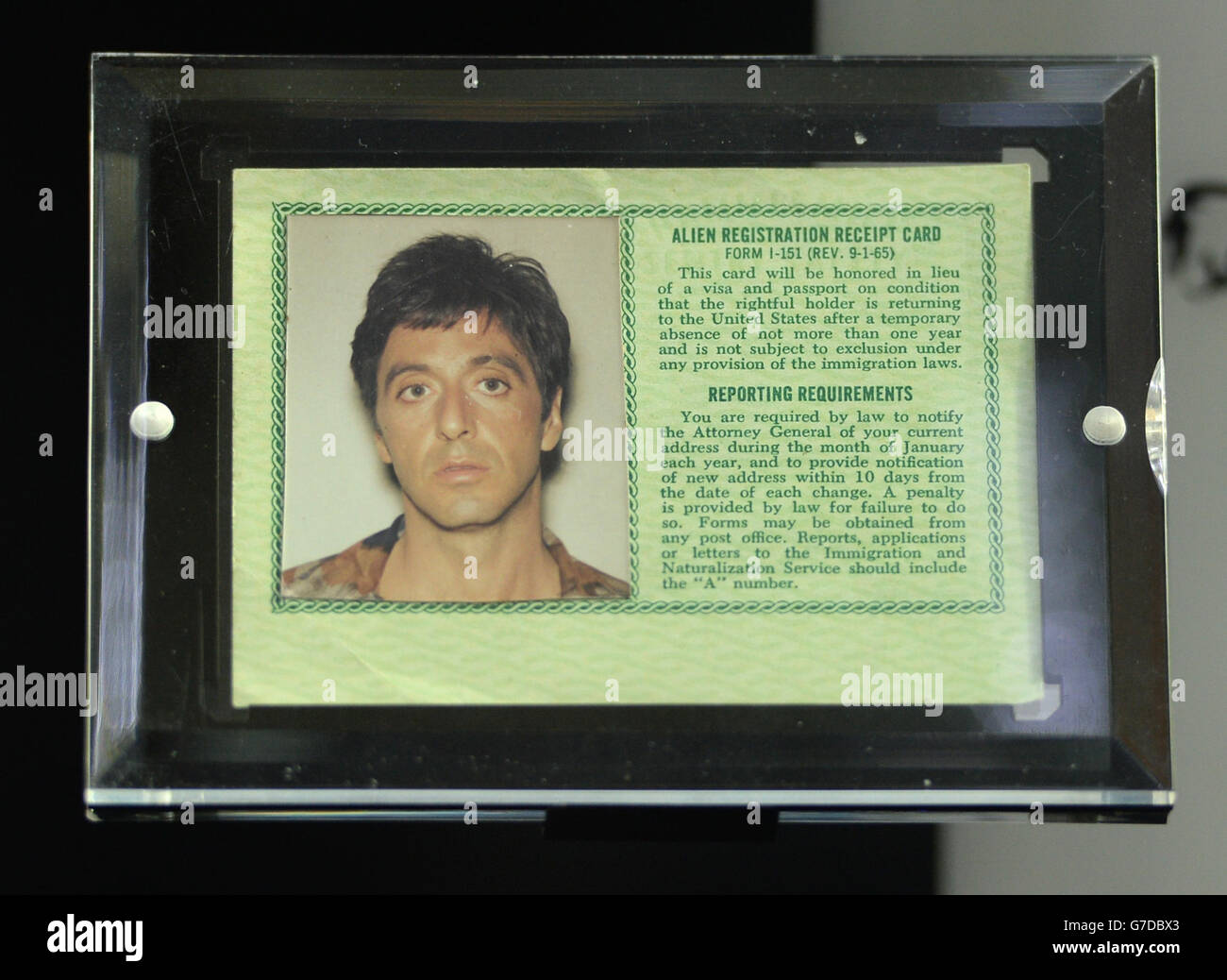 Tony Montana's Green Card aus dem Film Scarface wird gezeigt (geschätzt bei £6,000 - £8,000), während die ikonische Ausstellung für Erinnerungsstücke aus dem Hollywood-Film im Vue Westfield, London, eröffnet wird. Stockfoto