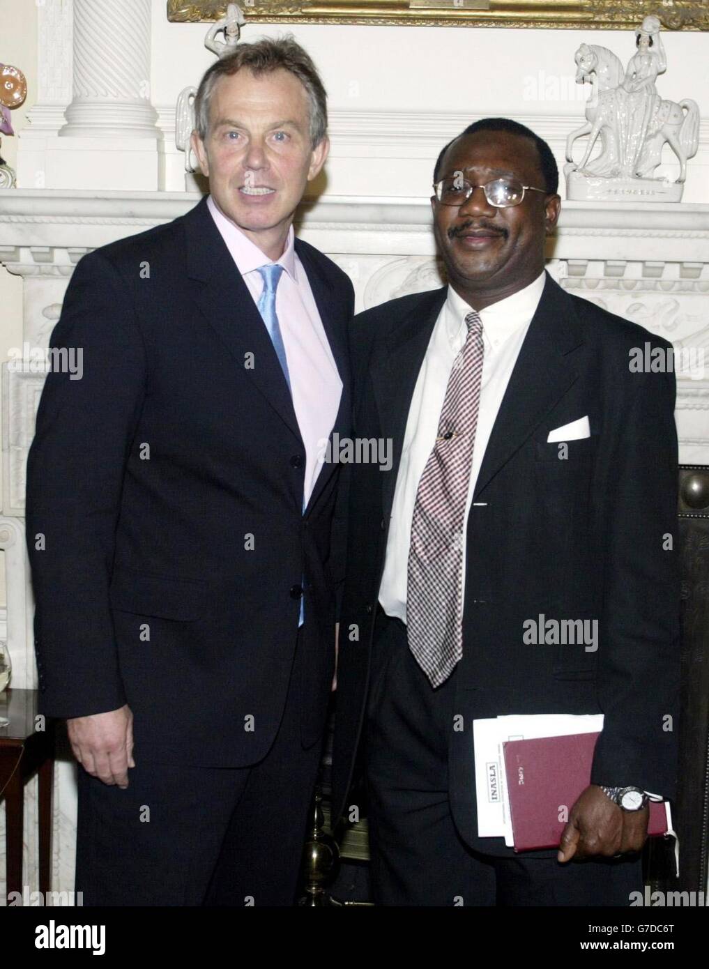 Der britische Premierminister Tony Blair trifft sich in der Downing Street in London mit Mitgliedern der afrikanischen Gemeinschaft. Tony Blair trifft Michael Fofanah aus Camberwell, London, von der Internationalen Vereinigung der Sierra-Leonianer im Ausland. Stockfoto