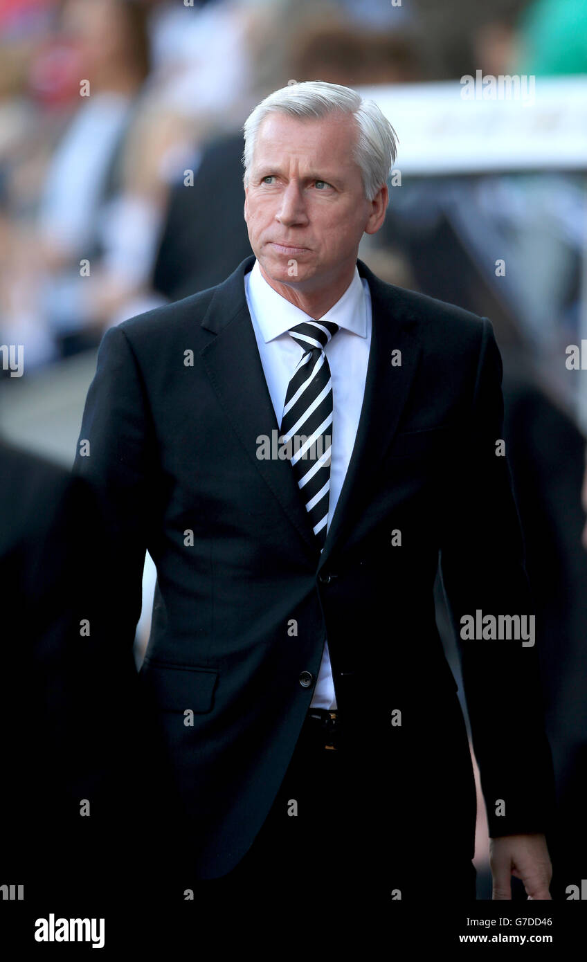 Newcastle United-Manager Alan Pardew beim Spiel der Barclays Premier League im Liberty Stadium, Swansea. Stockfoto
