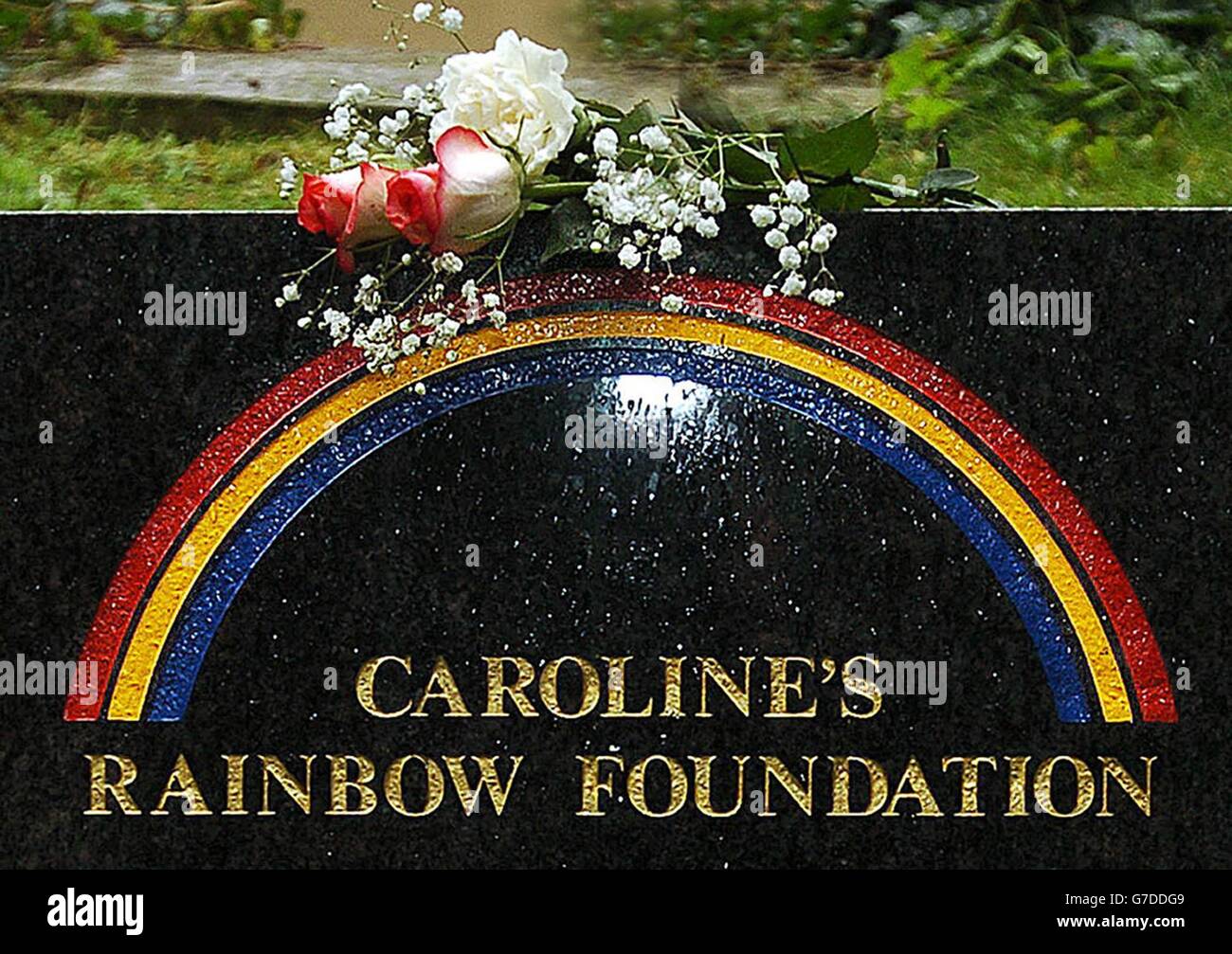 Frische Blumen, die auf einen Memorial Stone gelegt wurden, um die ermordete Backpacker Caroline in ihrer Heimatstadt York zu stottern, nachdem Ian Previte früher am Tag in Australien verurteilt worden war. Caroline wurde 2002 auf einer Reise nach Australien ermordet. Stockfoto