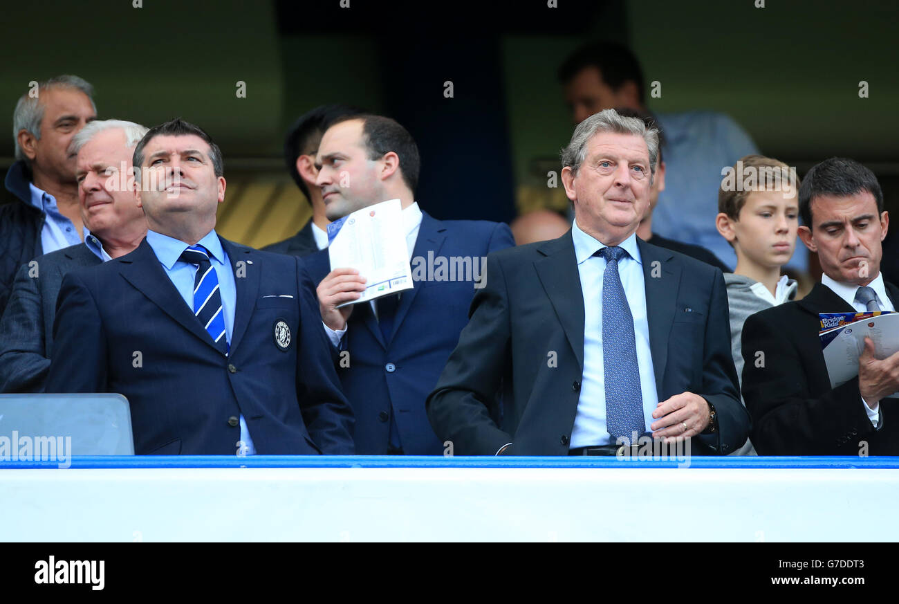 Ron Gourlay (links), Hauptgeschäftsführer des Chelsea Football Club, und Roy Hodgson, England-Manager, waren während des Barclays Premier League-Spiels in Stamford Bridge, London, auf der Tribüne. Stockfoto