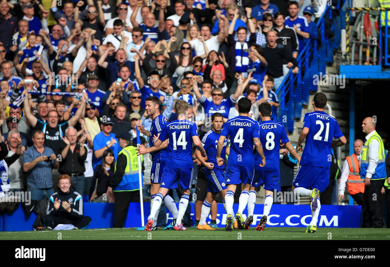 Chelseas Eden Hazard feiert das erste Tor seiner Spielgefährten vom Strafpunkt vor den Fans während des Spiels der Barclays Premier League in Stamford Bridge, London. Stockfoto