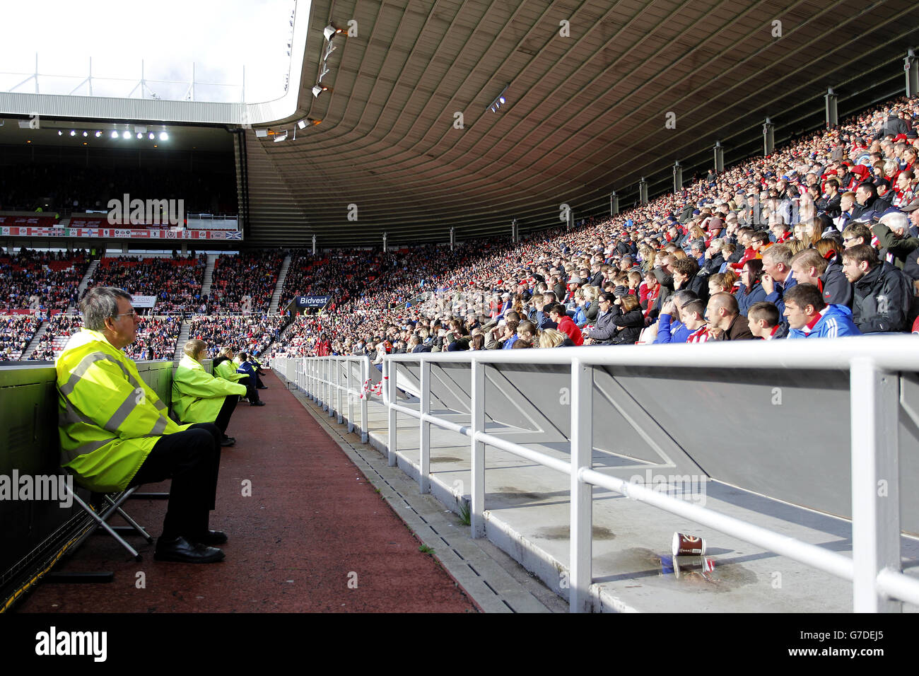 Fußball - Barclays Premier League - Sunderland gegen Stoke City - Stadium of Light. Stewards wachen über Sunderland-Fans auf den Tribünen Stockfoto