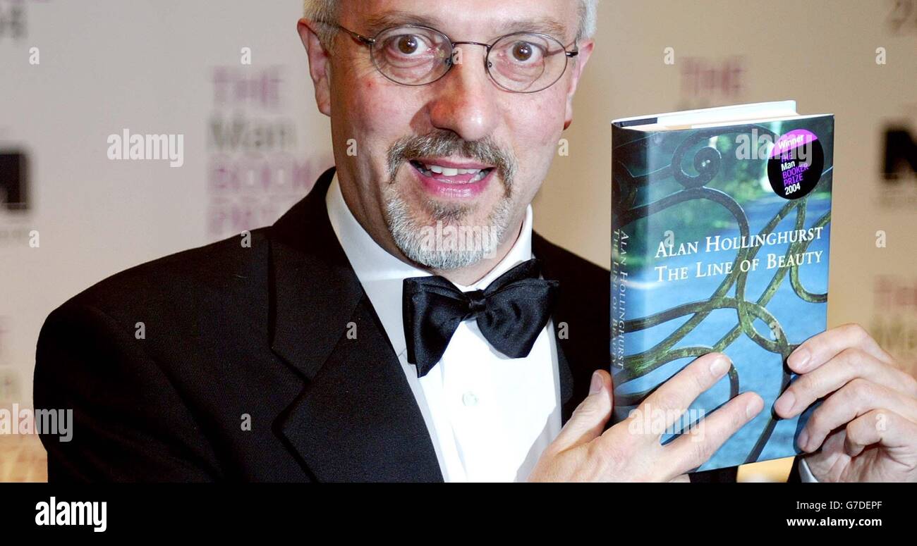 Alan Hollinghurst, Gewinner des man Booker Prize 2004 50,000, für sein Buch The Line of Beauty, nimmt seine Auszeichnung bei einer Zeremonie in den Royal Horticultural Halls in Westminster, im Zentrum von London entgegen. Stockfoto