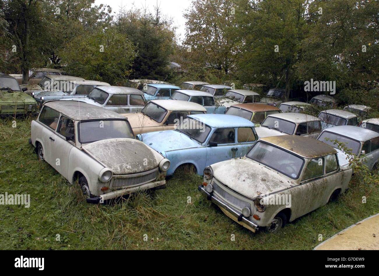 Einige der 49 Trabants Autos von Graham Goodal auf seinem Grundstück in Middleton von Youlgreave, Derbyshire, Dienstag, 19 2004. Oktober. Der pensionierte Ingenieur Graham Goodall wird am Mittwoch, den 20. Oktober, vor dem North East Derbyshire Magistrate Court erscheinen und beschuldigt, sich geweigert zu haben, die weltweit größte private Sammlung ostdeutscher Trabant-Autos aus einem Obstgarten zu entfernen. Herr Goodall hat auf seinem Grundstück in Middleton von Youlgreave 49 Trabants Autos. Siehe PA Geschichte COURTS Trabant. PA Foto: Rui Vieira Stockfoto