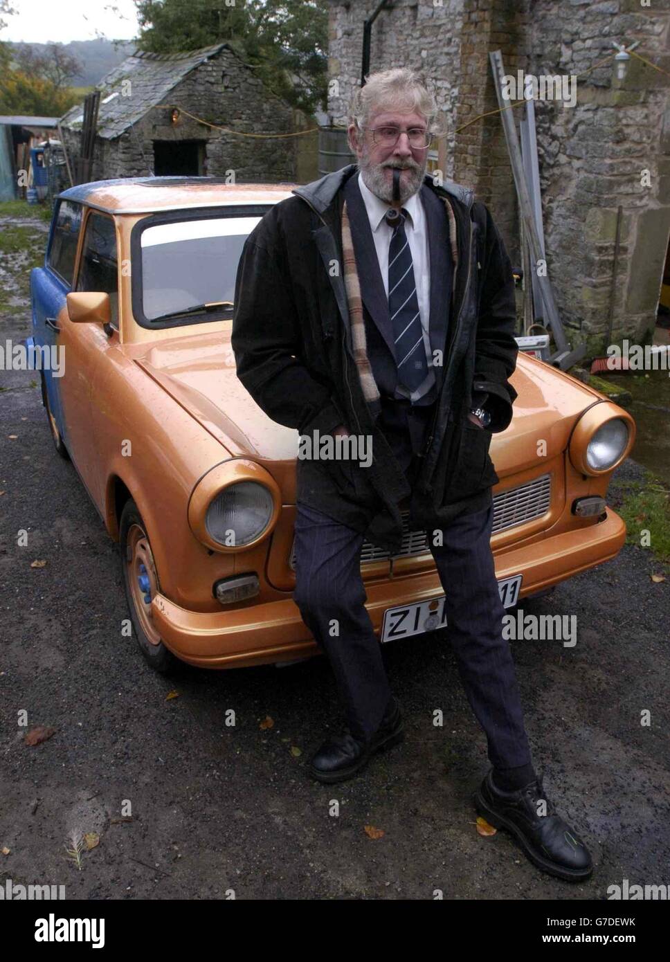 Graham Goodal mit seinem aktuellen Trabant-Auto vor seinem Haus in Middleton von Youlgreave. Der pensionierte Ingenieur Graham Goodall wird am Mittwoch, den 20. Oktober, vor dem North East Derbyshire Magistrate Court erscheinen und beschuldigt, sich geweigert zu haben, die weltweit größte private Sammlung ostdeutscher Trabant-Autos aus einem Obstgarten zu entfernen. Herr Goodall hat 49 Trabants Autos auf seinem Grundstück in Middleton von Youlgreave. Stockfoto
