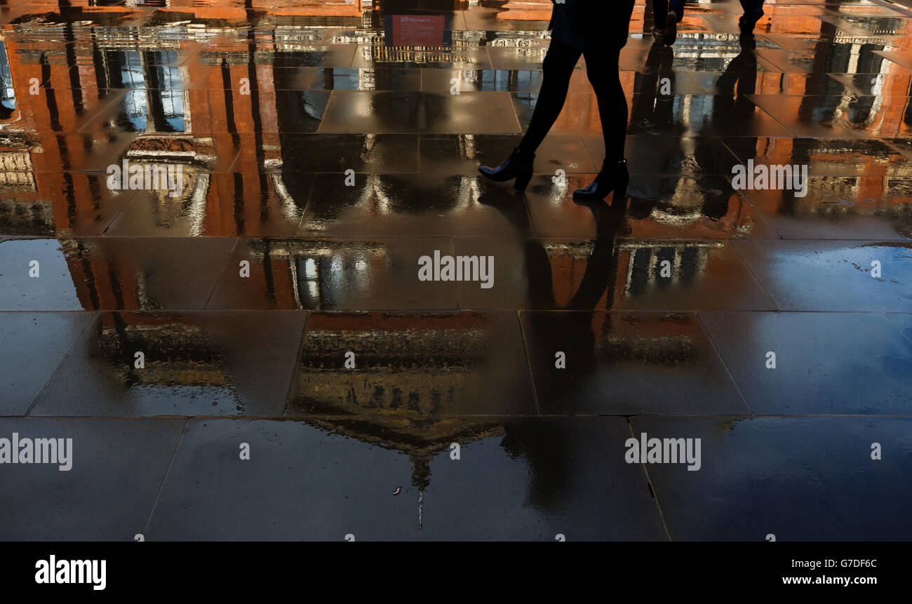Der John Madejski-Garten im Victoria & Albert Museum spiegelt sich nach einem heftigen Regenguss in London auf dem nassen Bürgersteig wider. DRÜCKEN Sie VERBANDSFOTO. Bilddatum: Mittwoch, 8. November 2014. Bildnachweis sollte lauten: John Walton/PA Wire. Stockfoto