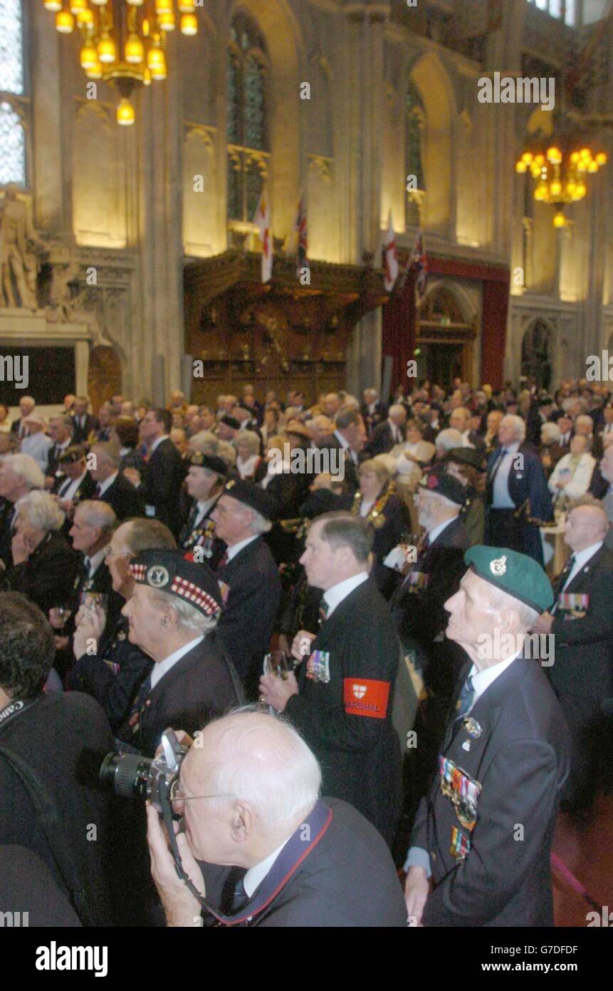 Ein Empfang zur Mittagszeit anlässlich des 60. Jahrestages der Schlacht an der Normandie findet im Guildhall in London statt. Der Empfang fand in Anwesenheit von S.H. dem Herzog von Gloucester statt und folgte einem Gottesdienst in der St. Paul's Cathedral. Stockfoto