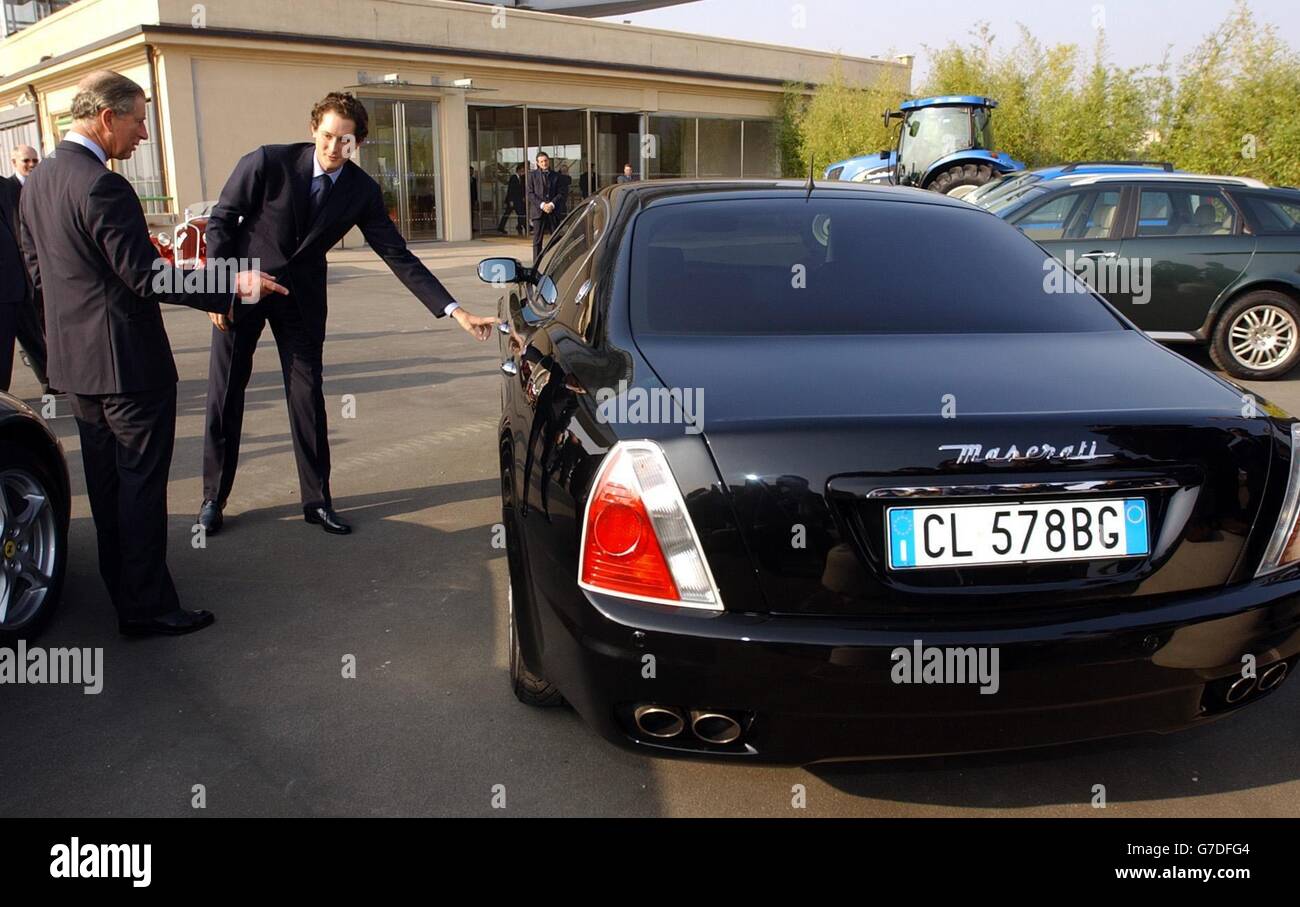 Der Prinz von Wales (links) spricht mit Fiat-Erbe John Elkann, während er einen Maserati Quattroporte im Fiat-Museum in Turin, Italien, betrachtet. Stockfoto