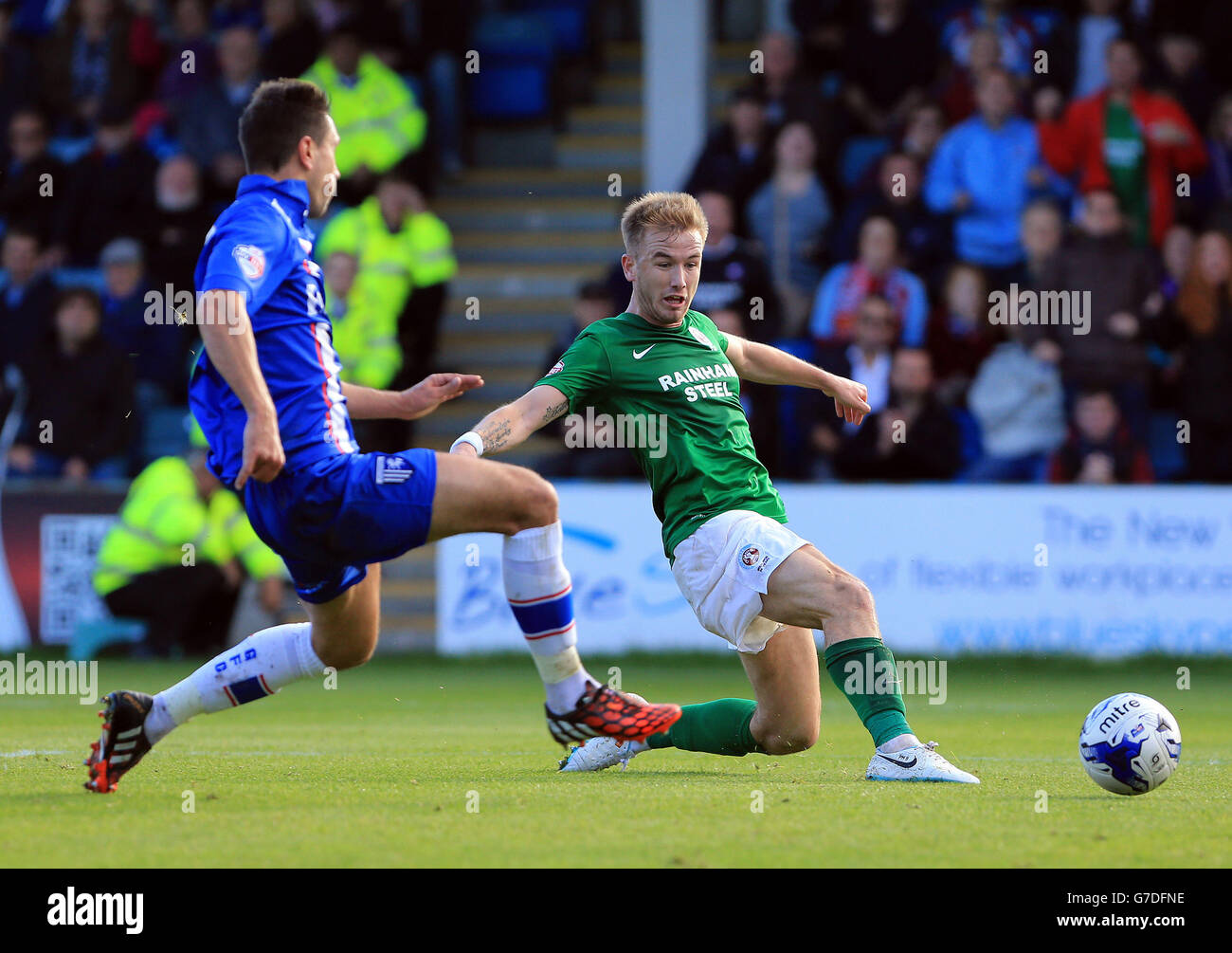 Paddy Madden von Scunthorpe United (rechts) trifft sein Tor an Gillinghams Joe Martin während des Sky Bet League One-Spiels im Priestfield Stadium, Gillingham. Stockfoto