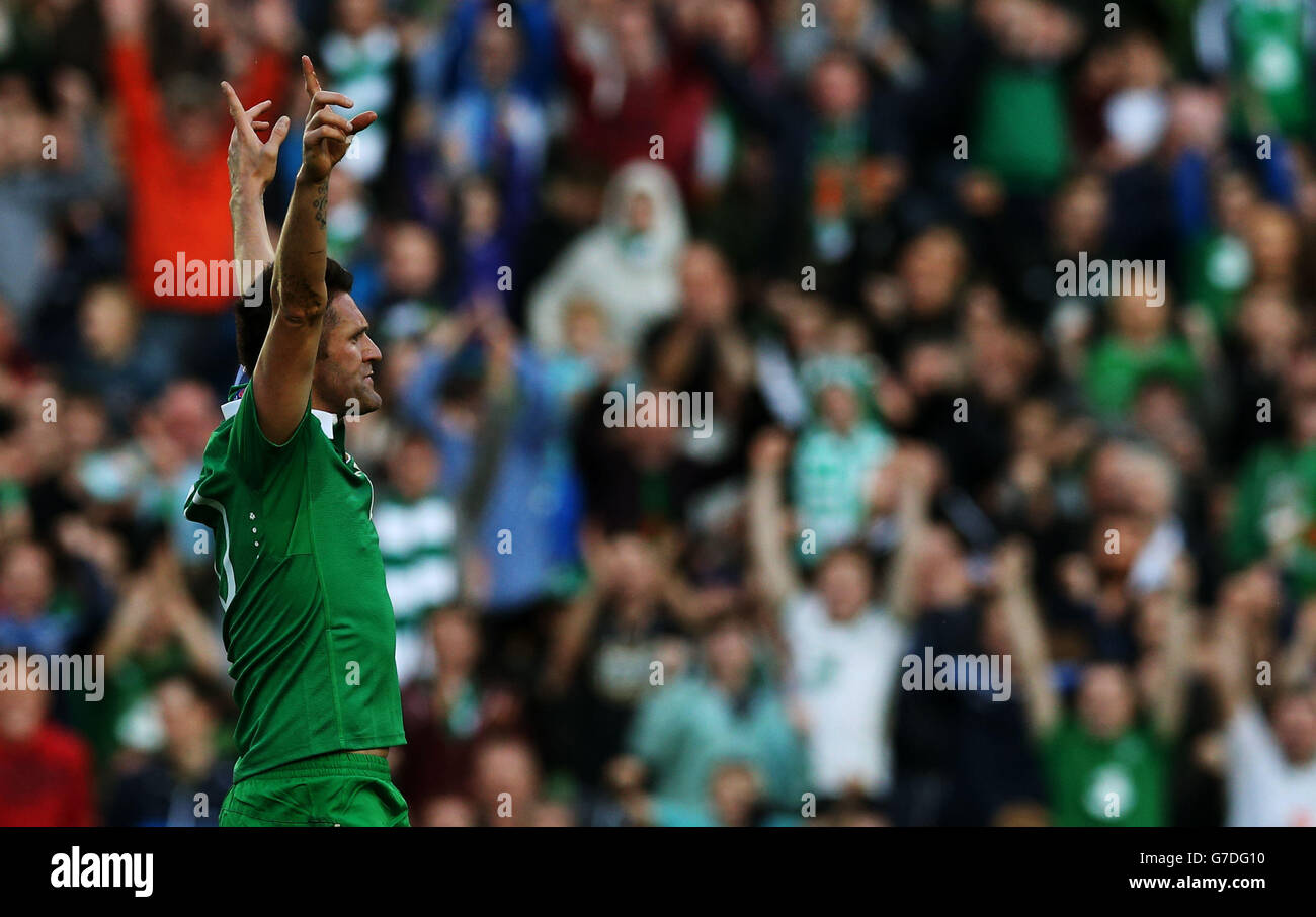 Robbie Keane, Irlands Republik, feiert sein zweites Tor während des UEFA Euro 2016-Qualifikationsspiels im Aviva Stadium, Dublin. Stockfoto