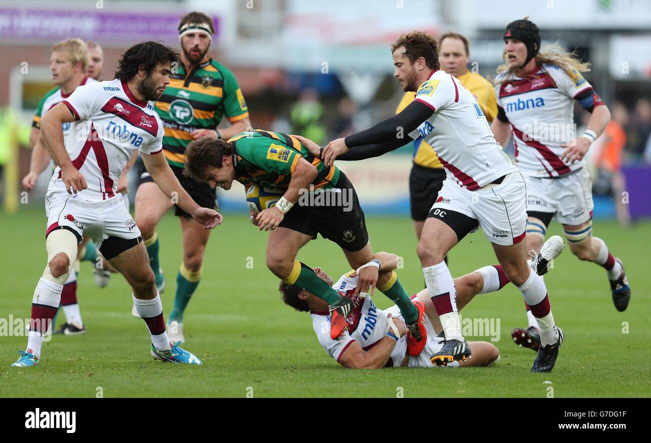 Northampton Saints Lee Dickson wird von Sale's Chris Cusiter während des Aviva Premiership Spiels in Franklin's Gardens, Northampton, angegangen. Stockfoto