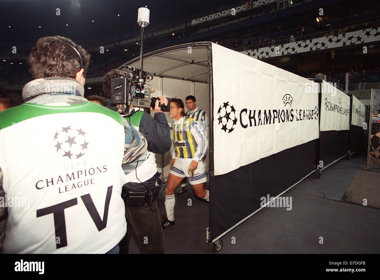 Fenerbahce tauchen aus dem Player-Tunnel auf.rMedien, Fernsehen, TV-Kamera, Operationen, Team, Beschilderung Stockfoto